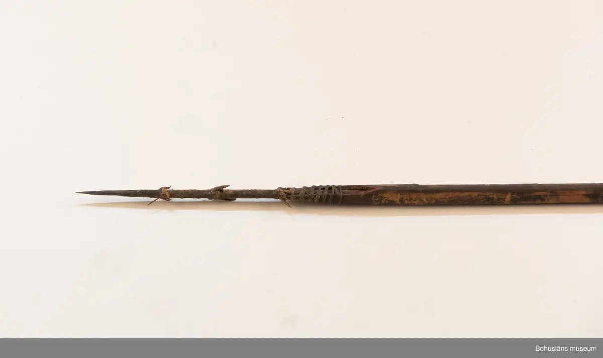 Ur handskrivna katalogen 1957-1958:
Båge m. 17 pilar, Afrika
Bågen a) L.103 cm; m. sträng av en vidja; i bågens ändar runda träkulor. Hel.
b-l, 3- kantiga m. smal svart fastsurrad träspets m. hullingar.
b-c, L. 72 och 71,2 cm; har blad infällda i ändan som styrfjädrar.
d-k, L. 75,5; 72; 71,8; 71,8; 71,6; 71,5; 76,6; 66 cm; lika b och c men saknar styrfjädrar;
k upptrasad i ändan.
l, L. 55,5; av ngt annan typ än föreg, har haft spets och styrfjädrar, vila saknas.
m-r, runda skaft, styrfjädrar, spetsen av järn m. hullingar (ej 791 m) och holk f. fastsättn.
L. 69; 68,1; 76,4; 65; 64,7; 61,3 cm;
("r" saknar spets; n och q saknar en hulling. "o" saknar 2 styrfjädrar; "p" saknar ena delen i "klykan" f. strängen)

Ur Knut Adrian Anderssons Katalog II 1916:
No 22, nr 7, 8 ,9 på etiketten i Elmer Göranssons samling. Båge av trä m. sena till sträng jämte 17 förgiftade pilar av två typer med hullingar. Från Mogala i Belgiska Congo.

Artikel i Bohusläningen måndagen den 1 november 1937, "Vittberesta bohusläningar berätta. Upplevelser under 30-årig vistelse i Belgiska Kongo. Kapen Elmer Göransson. Folk och sedvänjor under ekvatorns glödande sol."

UMFA54467:0588 visar porträtt på sjökapten Elmer Göransson i uniform med ett antal ordnar och utmärkelser. Fotograf Thure Nihlén, Uddevalla.
