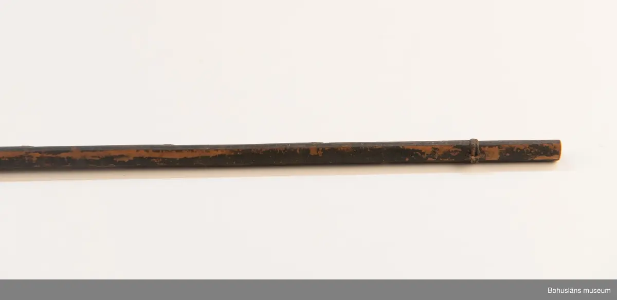 Ur handskrivna katalogen 1957-1958:
Båge m. 17 pilar, Afrika
Bågen a) L.103 cm; m. sträng av en vidja; i bågens ändar runda träkulor. Hel.
b-l, 3- kantiga m. smal svart fastsurrad träspets m. hullingar.
b-c, L. 72 och 71,2 cm; har blad infällda i ändan som styrfjädrar.
d-k, L. 75,5; 72; 71,8; 71,8; 71,6; 71,5; 76,6; 66 cm; lika b och c men saknar styrfjädrar;
k upptrasad i ändan.
l, L. 55,5; av ngt annan typ än föreg, har haft spets och styrfjädrar, vila saknas.
m-r, runda skaft, styrfjädrar, spetsen av järn m. hullingar (ej 791 m) och holk f. fastsättn.
L. 69; 68,1; 76,4; 65; 64,7; 61,3 cm;
("r" saknar spets; n och q saknar en hulling. "o" saknar 2 styrfjädrar; "p" saknar ena delen i "klykan" f. strängen)

Ur Knut Adrian Anderssons Katalog II 1916:
No 22, nr 7, 8 ,9 på etiketten i Elmer Göranssons samling. Båge av trä m. sena till sträng jämte 17 förgiftade pilar av två typer med hullingar. Från Mogala i Belgiska Congo.

Artikel i Bohusläningen måndagen den 1 november 1937, "Vittberesta bohusläningar berätta. Upplevelser under 30-årig vistelse i Belgiska Kongo. Kapen Elmer Göransson. Folk och sedvänjor under ekvatorns glödande sol."

UMFA54467:0588 visar porträtt på sjökapten Elmer Göransson i uniform med ett antal ordnar och utmärkelser. Fotograf Thure Nihlén, Uddevalla.
