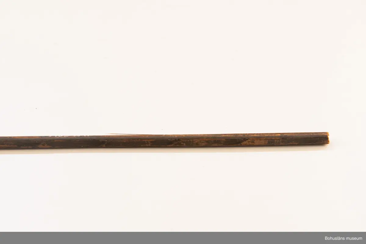 Ur handskrivna katalogen 1957-1958:
Båge m. 17 pilar, Afrika
Bågen a) L.103 cm; m. sträng av en vidja; i bågens ändar runda träkulor. Hel.
b-l, 3- kantiga m. smal svart fastsurrad träspets m. hullingar.
b-c, L. 72 och 71,2 cm; har blad infällda i ändan som styrfjädrar.
d-k, L. 75,5; 72; 71,8; 71,8; 71,6; 71,5; 76,6; 66 cm; lika b och c men saknar styrfjädrar;
k upptrasad i ändan.
l, L. 55,5; av ngt annan typ än föreg, har haft spets och styrfjädrar, vila saknas.
m-r, runda skaft, styrfjädrar, spetsen av järn m. hullingar (ej 791 m) och holk f. fastsättn.
L. 69; 68,1; 76,4; 65; 64,7; 61,3 cm;
("r" saknar spets; n och q saknar en hulling. "o" saknar 2 styrfjädrar; "p" saknar ena delen i "klykan" f. strängen)

Ur Knut Adrian Anderssons Katalog II 1916:
No 22, nr 7, 8 ,9 på etiketten i Elmer Göranssons samling. Båge av trä m. sena till sträng jämte 17 förgiftade pilar av två typer med hullingar. Från Mogala i Belgiska Congo.

Artikel i Bohusläningen måndagen den 1 november 1937, "Vittberesta bohusläningar berätta. Upplevelser under 30-årig vistelse i Belgiska Kongo. Kapen Elmer Göransson. Folk och sedvänjor under ekvatorns glödande sol."

UMFA54467:0588 visar porträtt på sjökapten Elmer Göransson i uniform med ett antal ordnar och utmärkelser. Fotograf Thure Nihlén, Uddevalla.

