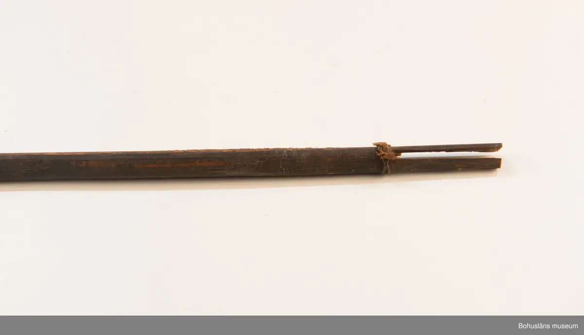 H: pispetsen är till större delen täckt av en torkad massa.
Ur handskrivna katalogen 1957-1958:
Båge m. 17 pilar, Afrika
Bågen a) L.103 cm; m. sträng av en vidja; i bågens ändar runda träkulor. Hel.
b-l, 3- kantiga m. smal svart fastsurrad träspets m. hullingar.
b-c, L. 72 och 71,2 cm; har blad infällda i ändan som styrfjädrar.
d-k, L. 75,5; 72; 71,8; 71,8; 71,6; 71,5; 76,6; 66 cm; lika b och c men saknar styrfjädrar;
k upptrasad i ändan.
l, L. 55,5; av ngt annan typ än föreg, har haft spets och styrfjädrar, vila saknas.
m-r, runda skaft, styrfjädrar, spetsen av järn m. hullingar (ej 791 m) och holk f. fastsättn.
L. 69; 68,1; 76,4; 65; 64,7; 61,3 cm;
("r" saknar spets; n och q saknar en hulling. "o" saknar 2 styrfjädrar; "p" saknar ena delen i "klykan" f. strängen)

Ur Knut Adrian Anderssons Katalog II 1916:
No 22, nr 7, 8 ,9 på etiketten i Elmer Göranssons samling. Båge av trä m. sena till sträng jämte 17 förgiftade pilar av två typer med hullingar. Från Mogala i Belgiska Congo.

Artikel i Bohusläningen måndagen den 1 november 1937, "Vittberesta bohusläningar berätta. Upplevelser under 30-årig vistelse i Belgiska Kongo. Kapen Elmer Göransson. Folk och sedvänjor under ekvatorns glödande sol."

UMFA54467:0588 visar porträtt på sjökapten Elmer Göransson i uniform med ett antal ordnar och utmärkelser. Fotograf Thure Nihlén, Uddevalla.