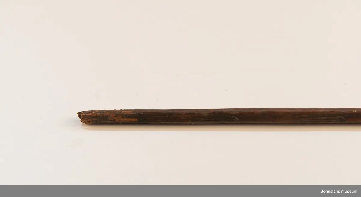 Ur handskrivna katalogen 1957-1958:
Båge m. 17 pilar, Afrika
Bågen a) L.103 cm; m. sträng av en vidja; i bågens ändar runda träkulor. Hel.
b-l, 3- kantiga m. smal svart fastsurrad träspets m. hullingar.
b-c, L. 72 och 71,2 cm; har blad infällda i ändan som styrfjädrar.
d-k, L. 75,5; 72; 71,8; 71,8; 71,6; 71,5; 76,6; 66 cm; lika b och c men saknar styrfjädrar;
k upptrasad i ändan.
L trasig i skaftet.
l, L. 55,5; av ngt annan typ än föreg, har haft spets och styrfjädrar, vila saknas. Trasig i främre änden.
m-r, runda skaft, styrfjädrar, spetsen av järn m. hullingar (ej 791 m) och holk f. fastsättn.
L. 69; 68,1; 76,4; 65; 64,7; 61,3 cm;
("r" saknar spets; n och q saknar en hulling. "o" saknar 2 styrfjädrar; "p" saknar ena delen i "klykan" f. strängen)

Ur Knut Adrian Anderssons Katalog II 1916:
No 22, nr 7, 8 ,9 på etiketten i Elmer Göranssons samling. Båge av trä m. sena till sträng jämte 17 förgiftade pilar av två typer med hullingar. Från Mogala i Belgiska Congo.

Artikel i Bohusläningen måndagen den 1 november 1937, "Vittberesta bohusläningar berätta. Upplevelser under 30-årig vistelse i Belgiska Kongo. Kapen Elmer Göransson. Folk och sedvänjor under ekvatorns glödande sol."

UMFA54467:0588 visar porträtt på sjökapten Elmer Göransson i uniform med ett antal ordnar och utmärkelser. Fotograf Thure Nihlén, Uddevalla.