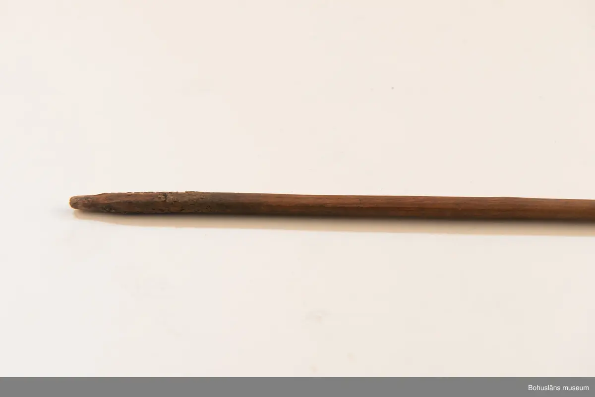 Ur handskrivna katalogen 1957-1958:
Båge m. 17 pilar, Afrika
Bågen a) L.103 cm; m. sträng av en vidja; i bågens ändar runda träkulor. Hel.
b-l, 3- kantiga m. smal svart fastsurrad träspets m. hullingar.
b-c, L. 72 och 71,2 cm; har blad infällda i ändan som styrfjädrar.
d-k, L. 75,5; 72; 71,8; 71,8; 71,6; 71,5; 76,6; 66 cm; lika b och c men saknar styrfjädrar;
k upptrasad i ändan.
l, L. 55,5; av ngt annan typ än föreg, har haft spets och styrfjädrar, vila saknas.
m-r, runda skaft, styrfjädrar, spetsen av järn m. hullingar (ej 791 m) och holk f. fastsättn.
L. 69; 68,1; 76,4; 65; 64,7; 61,3 cm;
("r" saknar spets; n och q saknar en hulling. "o" saknar 2 styrfjädrar; "p" saknar ena delen i "klykan" f. strängen)
O: Saknar pilspets vid inventering 2022. Endast en styrfjäder kvar.

Ur Knut Adrian Anderssons Katalog II 1916:
No 22, nr 7, 8 ,9 på etiketten i Elmer Göranssons samling. Båge av trä m. sena till sträng jämte 17 förgiftade pilar av två typer med hullingar. Från Mogala i Belgiska Congo.

Artikel i Bohusläningen måndagen den 1 november 1937, "Vittberesta bohusläningar berätta. Upplevelser under 30-årig vistelse i Belgiska Kongo. Kapen Elmer Göransson. Folk och sedvänjor under ekvatorns glödande sol."

UMFA54467:0588 visar porträtt på sjökapten Elmer Göransson i uniform med ett antal ordnar och utmärkelser. Fotograf Thure Nihlén, Uddevalla.