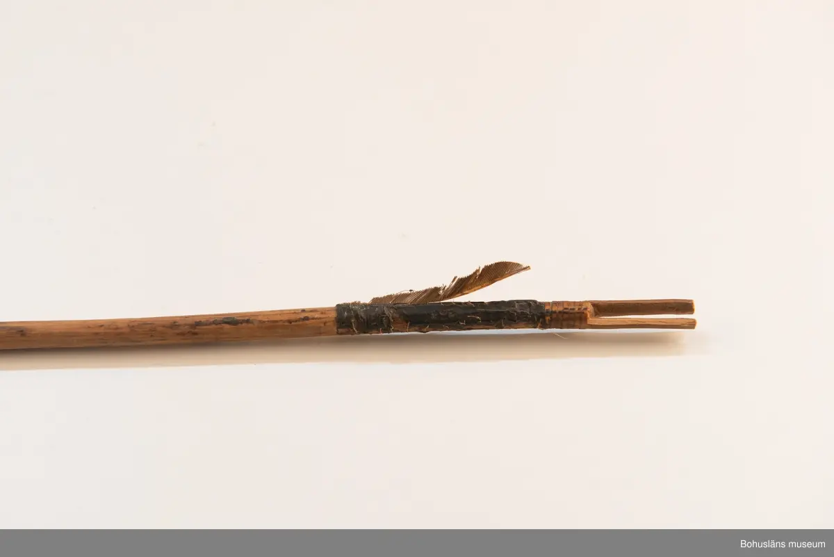 Ur handskrivna katalogen 1957-1958:
Båge m. 17 pilar, Afrika
Bågen a) L.103 cm; m. sträng av en vidja; i bågens ändar runda träkulor. Hel.
b-l, 3- kantiga m. smal svart fastsurrad träspets m. hullingar.
b-c, L. 72 och 71,2 cm; har blad infällda i ändan som styrfjädrar.
d-k, L. 75,5; 72; 71,8; 71,8; 71,6; 71,5; 76,6; 66 cm; lika b och c men saknar styrfjädrar;
k upptrasad i ändan.
l, L. 55,5; av ngt annan typ än föreg, har haft spets och styrfjädrar, vila saknas.
m-r, runda skaft, styrfjädrar, spetsen av järn m. hullingar (ej 791 m) och holk f. fastsättn.
N: en fragmenterad styrfjäder kvar. Pilspetsens ena sida är trasig.
L. 69; 68,1; 76,4; 65; 64,7; 61,3 cm;
("r" saknar spets; n och q saknar en hulling. "o" saknar 2 styrfjädrar; "p" saknar ena delen i "klykan" f. strängen)

Ur Knut Adrian Anderssons Katalog II 1916:
No 22, nr 7, 8 ,9 på etiketten i Elmer Göranssons samling. Båge av trä m. sena till sträng jämte 17 förgiftade pilar av två typer med hullingar. Från Mogala i Belgiska Congo.

Artikel i Bohusläningen måndagen den 1 november 1937, "Vittberesta bohusläningar berätta. Upplevelser under 30-årig vistelse i Belgiska Kongo. Kapen Elmer Göransson. Folk och sedvänjor under ekvatorns glödande sol."

UMFA54467:0588 visar porträtt på sjökapten Elmer Göransson i uniform med ett antal ordnar och utmärkelser. Fotograf Thure Nihlén, Uddevalla.