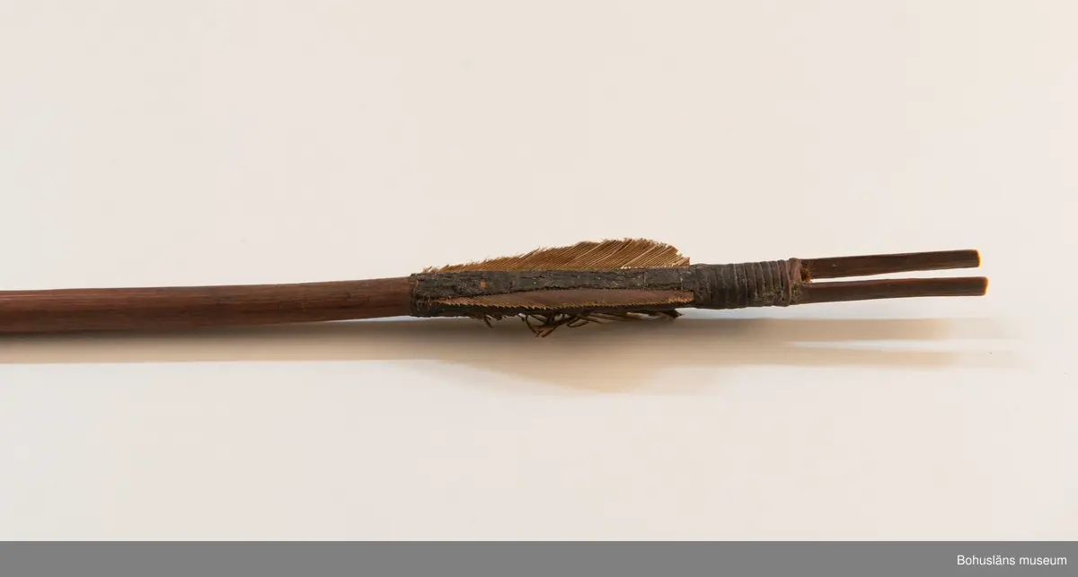 Ur handskrivna katalogen 1957-1958:
Båge m. 17 pilar, Afrika
Bågen a) L.103 cm; m. sträng av en vidja; i bågens ändar runda träkulor. Hel.
b-l, 3- kantiga m. smal svart fastsurrad träspets m. hullingar.
b-c, L. 72 och 71,2 cm; har blad infällda i ändan som styrfjädrar.
d-k, L. 75,5; 72; 71,8; 71,8; 71,6; 71,5; 76,6; 66 cm; lika b och c men saknar styrfjädrar;
k upptrasad i ändan.
l, L. 55,5; av ngt annan typ än föreg, har haft spets och styrfjädrar, vila saknas.
m-r, runda skaft, styrfjädrar, spetsen av järn och holk f. fastsättn.. 791 M har hullingar. m. Pilspets lös.
L. 69; 68,1; 76,4; 65; 64,7; 61,3 cm;
("r" saknar spets; n och q saknar en hulling. "o" saknar 2 styrfjädrar; "p" saknar ena delen i "klykan" f. strängen)

Ur Knut Adrian Anderssons Katalog II 1916:
No 22, nr 7, 8 ,9 på etiketten i Elmer Göranssons samling. Båge av trä m. sena till sträng jämte 17 förgiftade pilar av två typer med hullingar. Från Mogala i Belgiska Congo.

Artikel i Bohusläningen måndagen den 1 november 1937, "Vittberesta bohusläningar berätta. Upplevelser under 30-årig vistelse i Belgiska Kongo. Kapen Elmer Göransson. Folk och sedvänjor under ekvatorns glödande sol."

UMFA54467:0588 visar porträtt på sjökapten Elmer Göransson i uniform med ett antal ordnar och utmärkelser. Fotograf Thure Nihlén, Uddevalla.