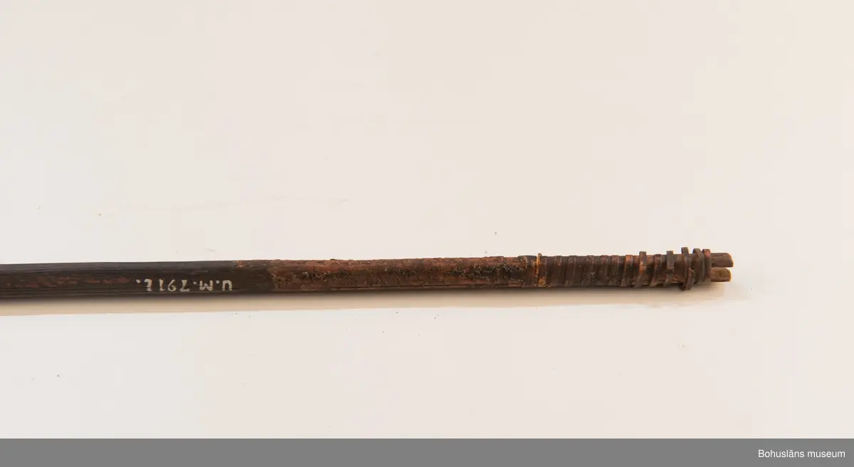Ur handskrivna katalogen 1957-1958:
Båge m. 17 pilar, Afrika
Bågen a) L.103 cm; m. sträng av en vidja; i bågens ändar runda träkulor. Hel.
b-l, 3- kantiga m. smal svart fastsurrad träspets m. hullingar.
b-c, L. 72 och 71,2 cm; har blad infällda i ändan som styrfjädrar.
d-k, L. 75,5; 72; 71,8; 71,8; 71,6; 71,5; 76,6; 66 cm; lika b och c men saknar styrfjädrar;
k upptrasad i ändan.
L trasig i skaftet.
l, L. 55,5; av ngt annan typ än föreg, har haft spets och styrfjädrar, vila saknas. Trasig i främre änden.
m-r, runda skaft, styrfjädrar, spetsen av järn m. hullingar (ej 791 m) och holk f. fastsättn.
L. 69; 68,1; 76,4; 65; 64,7; 61,3 cm;
("r" saknar spets; n och q saknar en hulling. "o" saknar 2 styrfjädrar; "p" saknar ena delen i "klykan" f. strängen)

Ur Knut Adrian Anderssons Katalog II 1916:
No 22, nr 7, 8 ,9 på etiketten i Elmer Göranssons samling. Båge av trä m. sena till sträng jämte 17 förgiftade pilar av två typer med hullingar. Från Mogala i Belgiska Congo.

Artikel i Bohusläningen måndagen den 1 november 1937, "Vittberesta bohusläningar berätta. Upplevelser under 30-årig vistelse i Belgiska Kongo. Kapen Elmer Göransson. Folk och sedvänjor under ekvatorns glödande sol."

UMFA54467:0588 visar porträtt på sjökapten Elmer Göransson i uniform med ett antal ordnar och utmärkelser. Fotograf Thure Nihlén, Uddevalla.