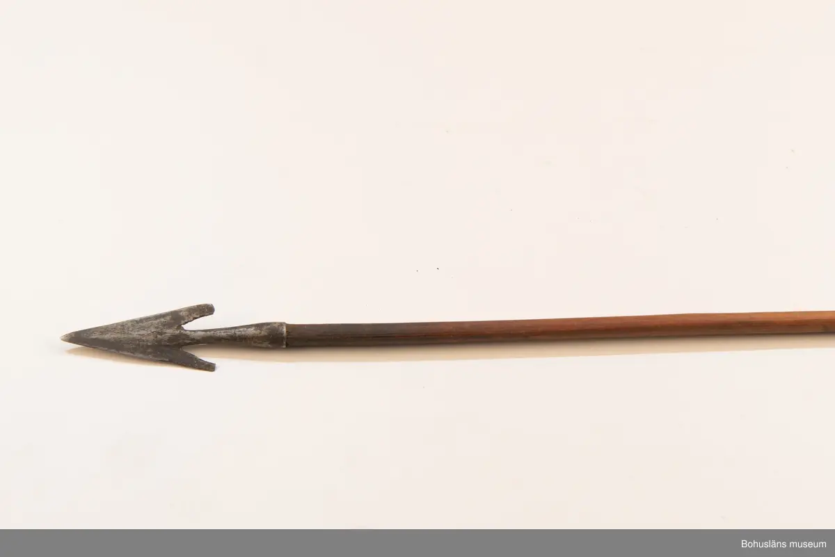 Ur handskrivna katalogen 1957-1958:
Båge m. 17 pilar, Afrika
Bågen a) L.103 cm; m. sträng av en vidja; i bågens ändar runda träkulor. Hel.
b-l, 3- kantiga m. smal svart fastsurrad träspets m. hullingar.
b-c, L. 72 och 71,2 cm; har blad infällda i ändan som styrfjädrar.
d-k, L. 75,5; 72; 71,8; 71,8; 71,6; 71,5; 76,6; 66 cm; lika b och c men saknar styrfjädrar;
k upptrasad i ändan.
l, L. 55,5; av ngt annan typ än föreg, har haft spets och styrfjädrar, vila saknas.
m-r, runda skaft, styrfjädrar, spetsen av järn m. hullingar (ej 791 m) och holk f. fastsättn.
P: Fragmenterade styrfjädrar och en lös styrfjäder.
L. 69; 68,1; 76,4; 65; 64,7; 61,3 cm;
("r" saknar spets; n och q saknar en hulling. "o" saknar 2 styrfjädrar; "p" saknar ena delen i "klykan" f. strängen)

Ur Knut Adrian Anderssons Katalog II 1916:
No 22, nr 7, 8 ,9 på etiketten i Elmer Göranssons samling. Båge av trä m. sena till sträng jämte 17 förgiftade pilar av två typer med hullingar. Från Mogala i Belgiska Congo.

Artikel i Bohusläningen måndagen den 1 november 1937, "Vittberesta bohusläningar berätta. Upplevelser under 30-årig vistelse i Belgiska Kongo. Kapen Elmer Göransson. Folk och sedvänjor under ekvatorns glödande sol."

UMFA54467:0588 visar porträtt på sjökapten Elmer Göransson i uniform med ett antal ordnar och utmärkelser. Fotograf Thure Nihlén, Uddevalla.