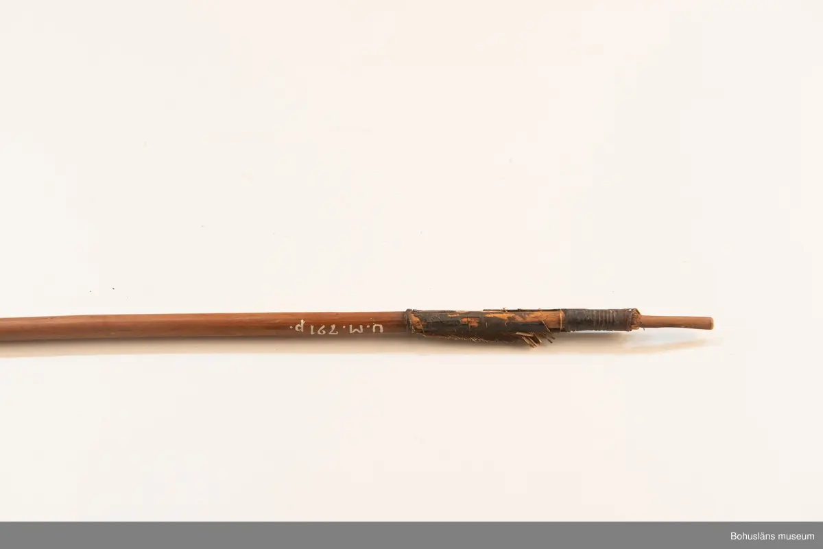 Ur handskrivna katalogen 1957-1958:
Båge m. 17 pilar, Afrika
Bågen a) L.103 cm; m. sträng av en vidja; i bågens ändar runda träkulor. Hel.
b-l, 3- kantiga m. smal svart fastsurrad träspets m. hullingar.
b-c, L. 72 och 71,2 cm; har blad infällda i ändan som styrfjädrar.
d-k, L. 75,5; 72; 71,8; 71,8; 71,6; 71,5; 76,6; 66 cm; lika b och c men saknar styrfjädrar;
k upptrasad i ändan.
l, L. 55,5; av ngt annan typ än föreg, har haft spets och styrfjädrar, vila saknas.
m-r, runda skaft, styrfjädrar, spetsen av järn m. hullingar (ej 791 m) och holk f. fastsättn.
P: Fragmenterade styrfjädrar och en lös styrfjäder.
L. 69; 68,1; 76,4; 65; 64,7; 61,3 cm;
("r" saknar spets; n och q saknar en hulling. "o" saknar 2 styrfjädrar; "p" saknar ena delen i "klykan" f. strängen)

Ur Knut Adrian Anderssons Katalog II 1916:
No 22, nr 7, 8 ,9 på etiketten i Elmer Göranssons samling. Båge av trä m. sena till sträng jämte 17 förgiftade pilar av två typer med hullingar. Från Mogala i Belgiska Congo.

Artikel i Bohusläningen måndagen den 1 november 1937, "Vittberesta bohusläningar berätta. Upplevelser under 30-årig vistelse i Belgiska Kongo. Kapen Elmer Göransson. Folk och sedvänjor under ekvatorns glödande sol."

UMFA54467:0588 visar porträtt på sjökapten Elmer Göransson i uniform med ett antal ordnar och utmärkelser. Fotograf Thure Nihlén, Uddevalla.