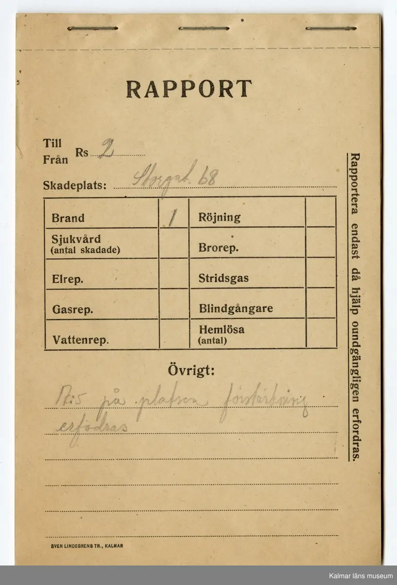 KLM 46618:1:1-16. Dokument. 16 stycken dokument tillhörande brandkårsväska KLM 46618:1.

:1:1. Allmän kungörelse. Nr 69. Luftskyddsövningar i luftskyddsorterna Kalmar, Nybro och Västervik. Länsstyrelsen Kalmar 1944. Kalmar Tryckeri Aktiebolag. 
:1:2. Övningstekniska anvisningar för luftskyddsövningar, Länsstyrelsen.
:1:3. Rapportblock. Sven Lindegrens tryckeri, Kalmar.
:1:4. Rapportblock. Sven Lindegrens tryckeri, Kalmar.
:1:5. Rapportblad, häftat på masonitskiva.
:1:6. Meddelandeblock. Sven Lindegrens tryckeri, Kalmar.
:1:7. Meddelandeblock. Sven Lindegrens tryckeri, Kalmar.
:1:8. Telefonförteckning för luftskyddet i Kalmar 1 sko. Sju sidor, häftad. Upprättad den 27/1 1944.
:1:9. Utrustningslista. Brandkårsavdelning A5.
:1:10. P.M. Till tjänstecheferna.
:1:11. Föreskrifter vid ockupation och vid hot om ockupation, två sidor. Upprättat för Luftskyddsinspektionen och inkom den 10/9 1943. Sida två upprättat den 7/10 1943.
:1:12. Dokument rörande uppställningsplatsen och förläggningsstället Funkaboskolan för Brandkårsavdelning A.5.
:1:13. Förutsättning och program för luftskyddsövning i Kalmar den 20-21 mars 1944.
:1:14. P.M. för tjänstegrenschefer och avdelningschefer m.fl. vid brandtjänsten, fram och baksida.
:1:15. Förteckning över rapportställe, förteckning över brandtjänsten.
:1:16. Exempel på förfarande vid skadeplats.
