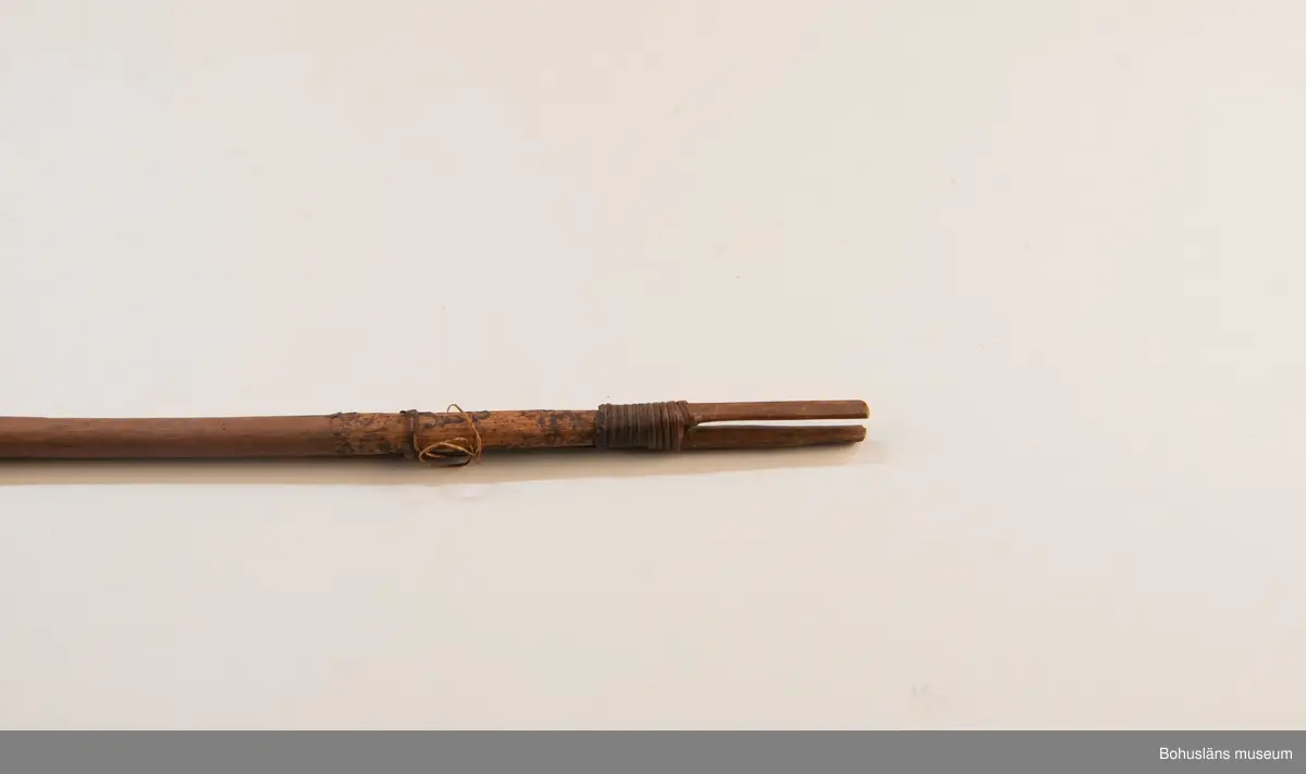 Ur handskrivna katalogen 1957-1958:
Båge m. 17 pilar, Afrika
Bågen a) L.103 cm; m. sträng av en vidja; i bågens ändar runda träkulor. Hel.
b-l, 3- kantiga m. smal svart fastsurrad träspets m. hullingar.
b-c, L. 72 och 71,2 cm; har blad infällda i ändan som styrfjädrar.
d-k, L. 75,5; 72; 71,8; 71,8; 71,6; 71,5; 76,6; 66 cm; lika b och c men saknar styrfjädrar;
k upptrasad i ändan.
l, L. 55,5; av ngt annan typ än föreg, har haft spets och styrfjädrar, vila saknas.
m-r, runda skaft, styrfjädrar, spetsen av järn m. hullingar (ej 791 m) och holk f. fastsättn.
L. 69; 68,1; 76,4; 65; 64,7; 61,3 cm;
("r" saknar spets; n och q saknar en hulling. "o" saknar 2 styrfjädrar; "p" saknar ena delen i "klykan" f. strängen)
Q: saknar styrfjädrar och har något fragmenterad pilspets.

Ur Knut Adrian Anderssons Katalog II 1916:
No 22, nr 7, 8 ,9 på etiketten i Elmer Göranssons samling. Båge av trä m. sena till sträng jämte 17 förgiftade pilar av två typer med hullingar. Från Mogala i Belgiska Congo.

Artikel i Bohusläningen måndagen den 1 november 1937, "Vittberesta bohusläningar berätta. Upplevelser under 30-årig vistelse i Belgiska Kongo. Kapen Elmer Göransson. Folk och sedvänjor under ekvatorns glödande sol."

UMFA54467:0588 visar porträtt på sjökapten Elmer Göransson i uniform med ett antal ordnar och utmärkelser. Fotograf Thure Nihlén, Uddevalla.