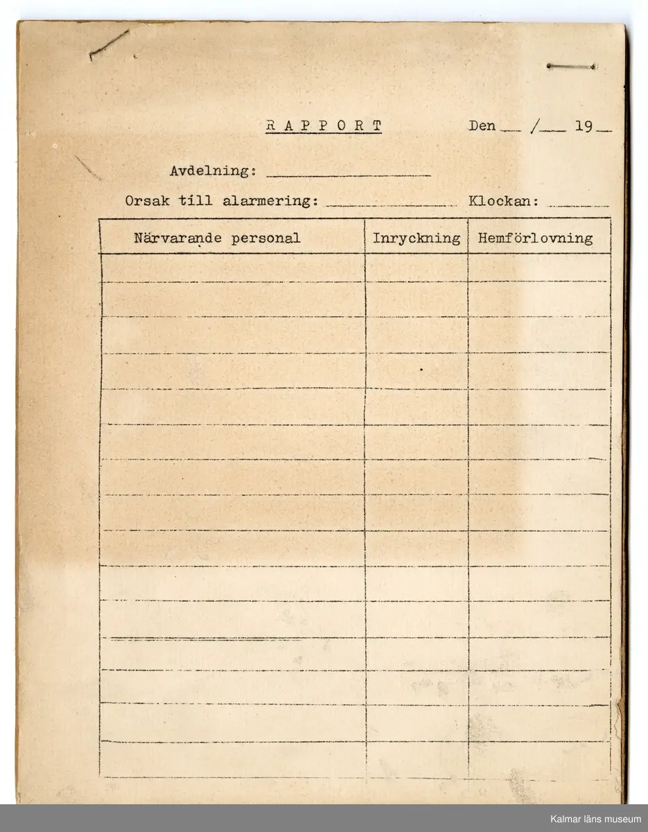 KLM 46618:1:1-16. Dokument. 16 stycken dokument tillhörande brandkårsväska KLM 46618:1.

:1:1. Allmän kungörelse. Nr 69. Luftskyddsövningar i luftskyddsorterna Kalmar, Nybro och Västervik. Länsstyrelsen Kalmar 1944. Kalmar Tryckeri Aktiebolag. 
:1:2. Övningstekniska anvisningar för luftskyddsövningar, Länsstyrelsen.
:1:3. Rapportblock. Sven Lindegrens tryckeri, Kalmar.
:1:4. Rapportblock. Sven Lindegrens tryckeri, Kalmar.
:1:5. Rapportblad, häftat på masonitskiva.
:1:6. Meddelandeblock. Sven Lindegrens tryckeri, Kalmar.
:1:7. Meddelandeblock. Sven Lindegrens tryckeri, Kalmar.
:1:8. Telefonförteckning för luftskyddet i Kalmar 1 sko. Sju sidor, häftad. Upprättad den 27/1 1944.
:1:9. Utrustningslista. Brandkårsavdelning A5.
:1:10. P.M. Till tjänstecheferna.
:1:11. Föreskrifter vid ockupation och vid hot om ockupation, två sidor. Upprättat för Luftskyddsinspektionen och inkom den 10/9 1943. Sida två upprättat den 7/10 1943.
:1:12. Dokument rörande uppställningsplatsen och förläggningsstället Funkaboskolan för Brandkårsavdelning A.5.
:1:13. Förutsättning och program för luftskyddsövning i Kalmar den 20-21 mars 1944.
:1:14. P.M. för tjänstegrenschefer och avdelningschefer m.fl. vid brandtjänsten, fram och baksida.
:1:15. Förteckning över rapportställe, förteckning över brandtjänsten.
:1:16. Exempel på förfarande vid skadeplats.