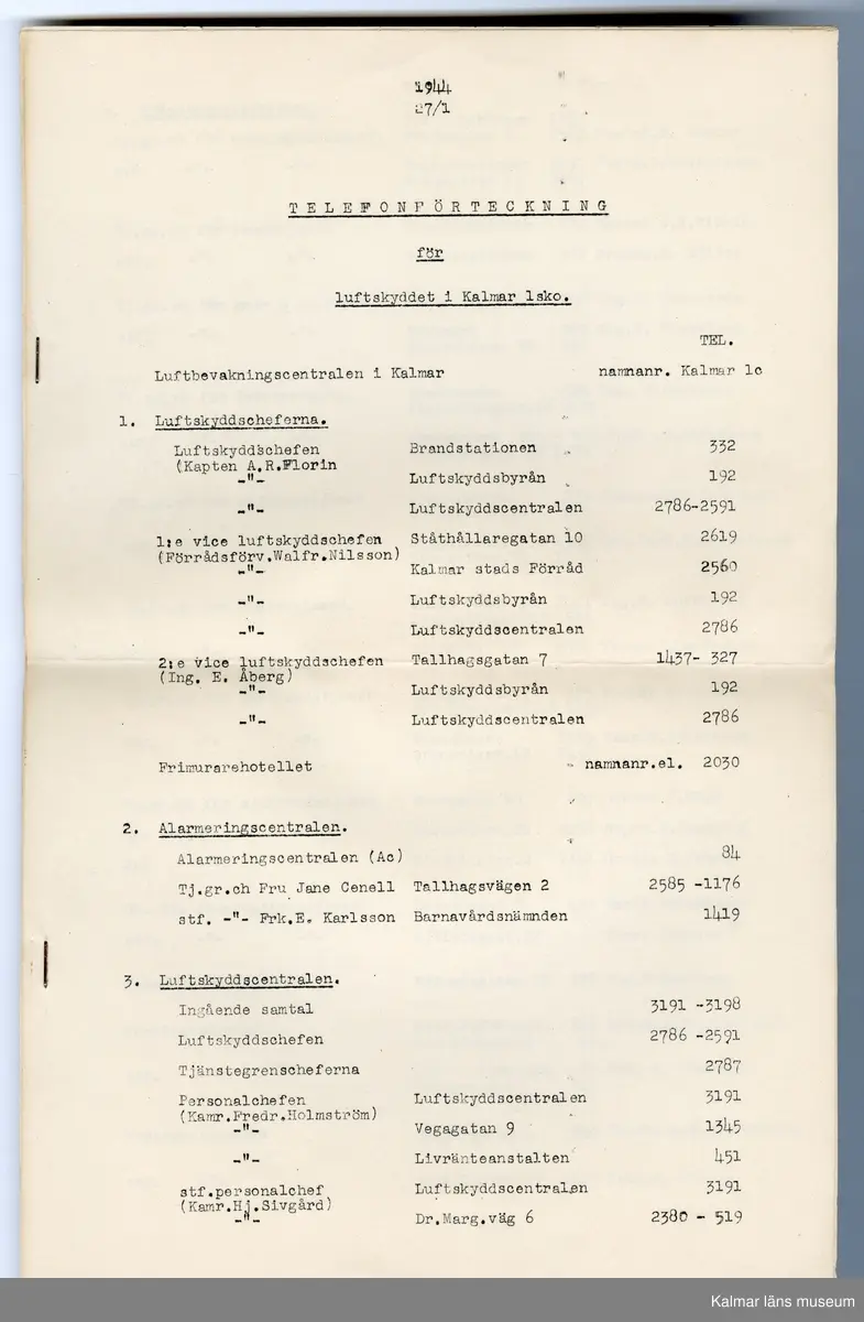 KLM 46618:1:1-16. Dokument. 16 stycken dokument tillhörande brandkårsväska KLM 46618:1.

:1:1. Allmän kungörelse. Nr 69. Luftskyddsövningar i luftskyddsorterna Kalmar, Nybro och Västervik. Länsstyrelsen Kalmar 1944. Kalmar Tryckeri Aktiebolag. 
:1:2. Övningstekniska anvisningar för luftskyddsövningar, Länsstyrelsen.
:1:3. Rapportblock. Sven Lindegrens tryckeri, Kalmar.
:1:4. Rapportblock. Sven Lindegrens tryckeri, Kalmar.
:1:5. Rapportblad, häftat på masonitskiva.
:1:6. Meddelandeblock. Sven Lindegrens tryckeri, Kalmar.
:1:7. Meddelandeblock. Sven Lindegrens tryckeri, Kalmar.
:1:8. Telefonförteckning för luftskyddet i Kalmar 1 sko. Sju sidor, häftad. Upprättad den 27/1 1944.
:1:9. Utrustningslista. Brandkårsavdelning A5.
:1:10. P.M. Till tjänstecheferna.
:1:11. Föreskrifter vid ockupation och vid hot om ockupation, två sidor. Upprättat för Luftskyddsinspektionen och inkom den 10/9 1943. Sida två upprättat den 7/10 1943.
:1:12. Dokument rörande uppställningsplatsen och förläggningsstället Funkaboskolan för Brandkårsavdelning A.5.
:1:13. Förutsättning och program för luftskyddsövning i Kalmar den 20-21 mars 1944.
:1:14. P.M. för tjänstegrenschefer och avdelningschefer m.fl. vid brandtjänsten, fram och baksida.
:1:15. Förteckning över rapportställe, förteckning över brandtjänsten.
:1:16. Exempel på förfarande vid skadeplats.