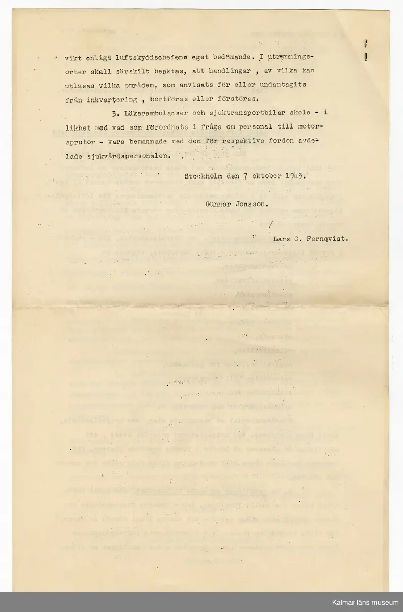 KLM 46618:1:1-16. Dokument. 16 stycken dokument tillhörande brandkårsväska KLM 46618:1.

:1:1. Allmän kungörelse. Nr 69. Luftskyddsövningar i luftskyddsorterna Kalmar, Nybro och Västervik. Länsstyrelsen Kalmar 1944. Kalmar Tryckeri Aktiebolag. 
:1:2. Övningstekniska anvisningar för luftskyddsövningar, Länsstyrelsen.
:1:3. Rapportblock. Sven Lindegrens tryckeri, Kalmar.
:1:4. Rapportblock. Sven Lindegrens tryckeri, Kalmar.
:1:5. Rapportblad, häftat på masonitskiva.
:1:6. Meddelandeblock. Sven Lindegrens tryckeri, Kalmar.
:1:7. Meddelandeblock. Sven Lindegrens tryckeri, Kalmar.
:1:8. Telefonförteckning för luftskyddet i Kalmar 1 sko. Sju sidor, häftad. Upprättad den 27/1 1944.
:1:9. Utrustningslista. Brandkårsavdelning A5.
:1:10. P.M. Till tjänstecheferna.
:1:11. Föreskrifter vid ockupation och vid hot om ockupation, två sidor. Upprättat för Luftskyddsinspektionen och inkom den 10/9 1943. Sida två upprättat den 7/10 1943.
:1:12. Dokument rörande uppställningsplatsen och förläggningsstället Funkaboskolan för Brandkårsavdelning A.5.
:1:13. Förutsättning och program för luftskyddsövning i Kalmar den 20-21 mars 1944.
:1:14. P.M. för tjänstegrenschefer och avdelningschefer m.fl. vid brandtjänsten, fram och baksida.
:1:15. Förteckning över rapportställe, förteckning över brandtjänsten.
:1:16. Exempel på förfarande vid skadeplats.