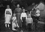 Familj i trädgård, Uppland