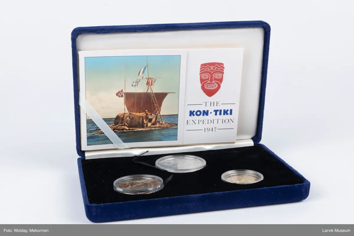 Samlingen består av 3 stk. mynter i blått fløyelsetui med påskrift "The Singapore Mint".
Med samlingen følger også en følgeseddel med historien om Kon-Tiki ekspedisjonen i korte trekk, signert av Thor Heyerdahl og Knut Haugland., samt et garantibevis.