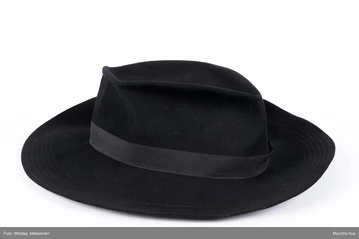 Sort hatt med brem (Gang). 
Laget i sort filt med silkebånd langs pull.