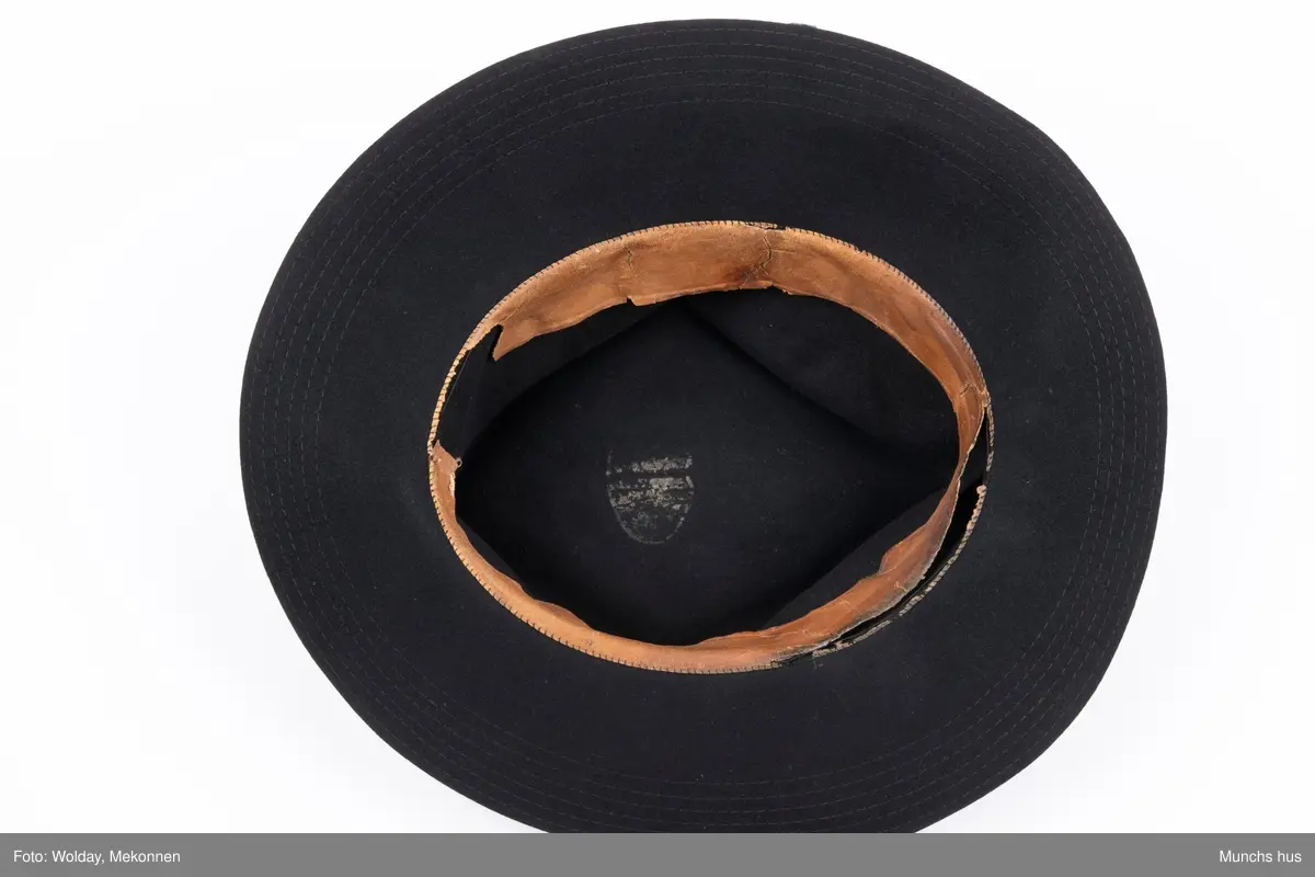 Sort hatt med brem (Gang). 
Laget i sort filt med silkebånd langs pull.
