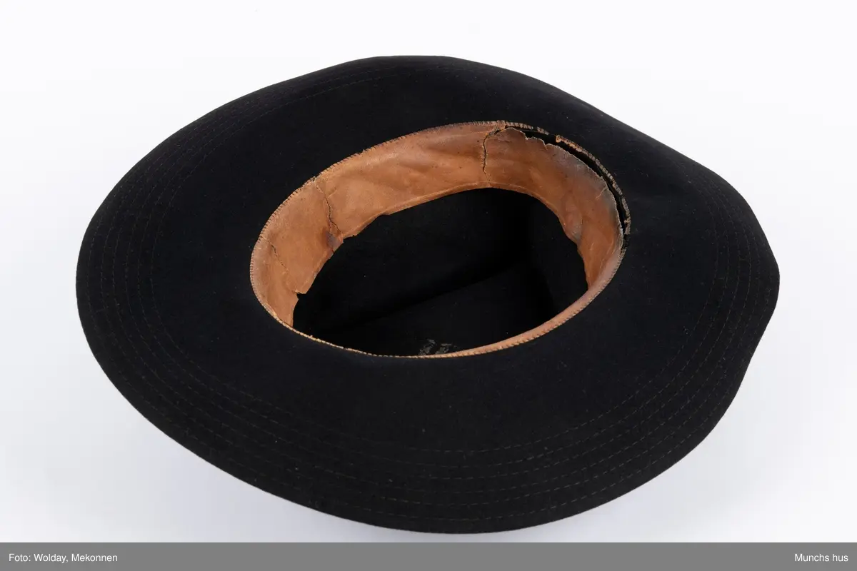 Sort hatt med brem (Gang). 
Laget i sort filt med silkebånd langs pull.