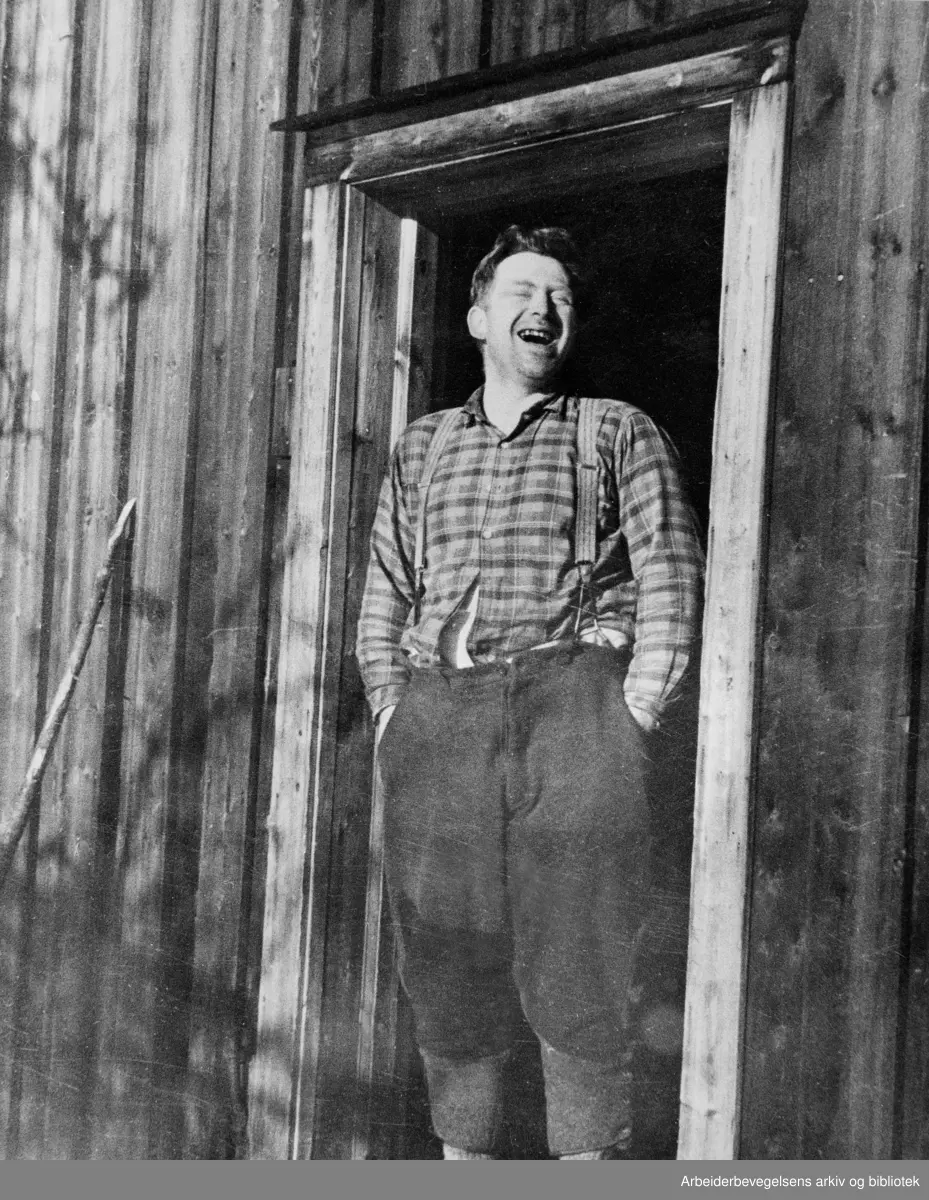 Skogsarbeider i koiedøra. Muligens i Åsnes, Hedmark på 1950-tallet.