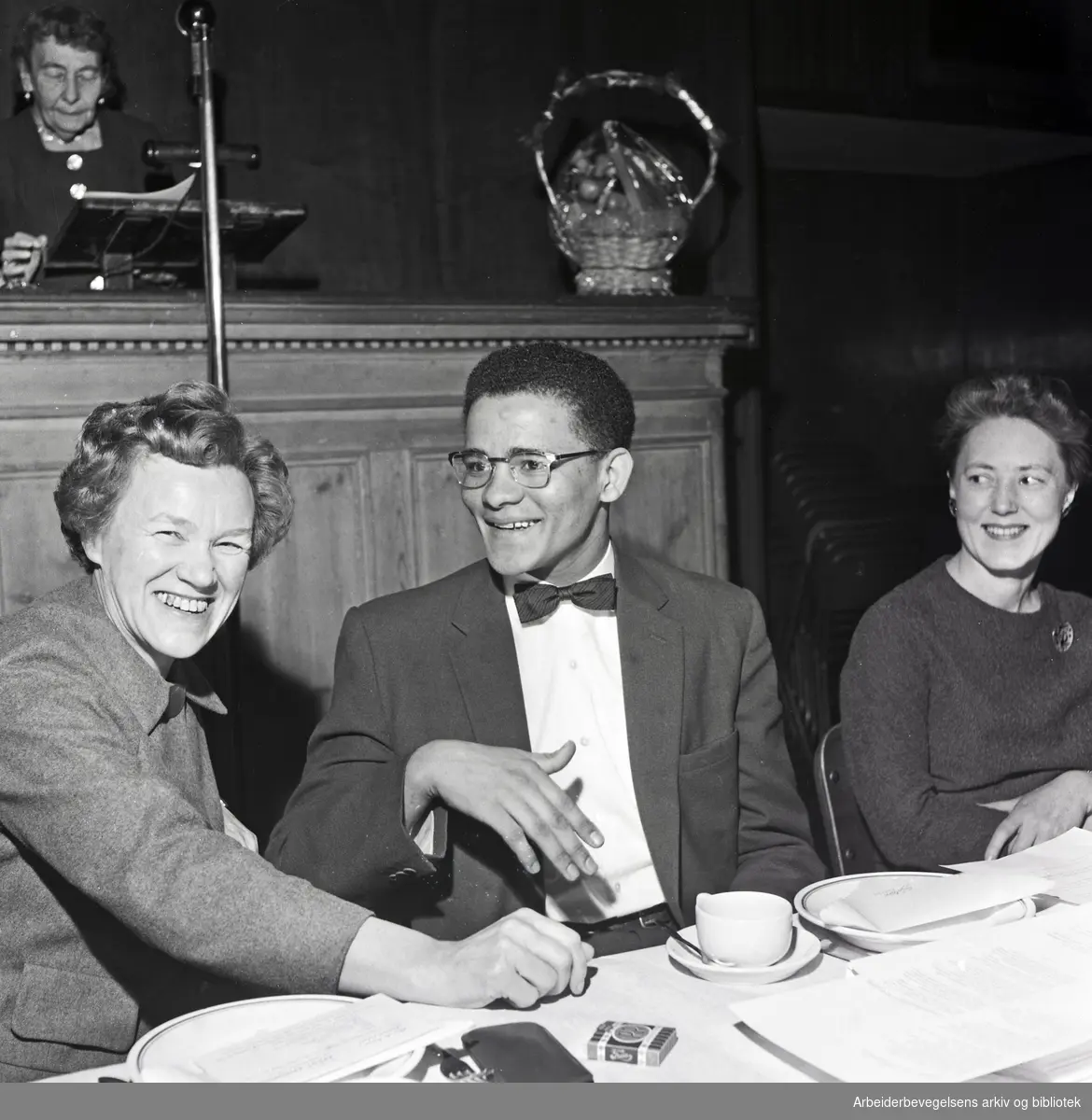Møte i Oslo Arbeidersamfund om boikott av varer fra Sør-Afrika. Fra venstre: Aase Lionæs, Hans Beukes fra Namibia og Elsa Rastad Bråten. Bak: Sigrid Syvertsen. Januar 1960.