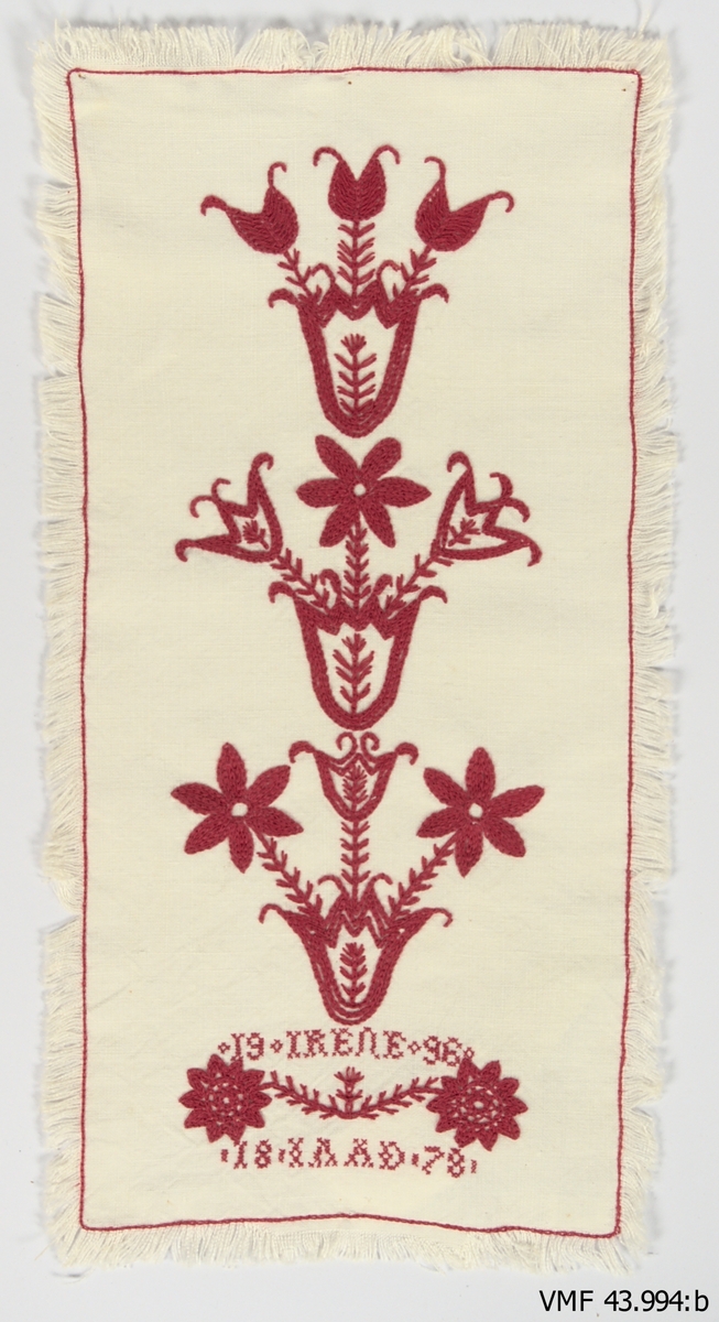 Kopior gjorde från orginalmöster av Irene Kalrsson. Hallandssöm broderade i rött. 

A) Märkning: "1873" och "SND". Alfshög. Längd: 600 mm. Bredd: 228 mm.
B) Med fransar. Märkning: "IAAD 1878" och "Irene 1996". Valinge. Längd: 420 mm. Bredd: 210 mm.
C) Märkning: "1874 ACBD" och "1991 Irene". Mönster "Klavekulla" Frölunda sn. ACBD är Anna Christina Börjesdotter, född 2/1 1874, syster till Teodor Börjesson, Klavekulla. Längd: 572 mm. Bredd: 212 mm. 
D) Märkning: "ABBD 1845" och "Irene 1992". Istorp, Mellangården Broby Istorp. Britta Lena Börjesdotter (?), född 1845. Längd: 602 mm. Bredd: 185 mm. 
E) Märkning: "MND 1818" och "Irene 1996". MND är Margareta Nilsdotter, född 1785 i Rörvik Ås sn. Gift 1820 till "Erikes" i Kärra Torpa sn. Död 1874. Längd: 654 mm. Bredd: 200 mm. 
F) Märkning:"1841 AB LD" och "1998 Irene". ABLD är Anna-Britta Larsdotter, Torgestorp Skällinge. född 1821, död 1897. Mormors mor till Stina Nilsson, född Larsson, Ugglarp Slöinge. Längd: 593 mm. Bredd: 188 mm. 
G) Märkning: "Irene 1989". Pudevar CBOD 1829 Årnäs Ås sn. Christina Olufsdotter, Västra Derom Ås sn. Make Sven Andersson, Årnäs Ås sn. Vigda 29/11 1829. Längd: 560 mm. Bredd: 219 mm.