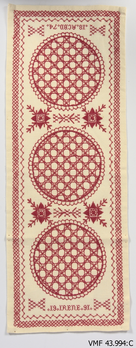 Kopior gjorde från orginalmöster av Irene Kalrsson. Hallandssöm broderade i rött. 

A) Märkning: "1873" och "SND". Alfshög. Längd: 600 mm. Bredd: 228 mm.
B) Med fransar. Märkning: "IAAD 1878" och "Irene 1996". Valinge. Längd: 420 mm. Bredd: 210 mm.
C) Märkning: "1874 ACBD" och "1991 Irene". Mönster "Klavekulla" Frölunda sn. ACBD är Anna Christina Börjesdotter, född 2/1 1874, syster till Teodor Börjesson, Klavekulla. Längd: 572 mm. Bredd: 212 mm. 
D) Märkning: "ABBD 1845" och "Irene 1992". Istorp, Mellangården Broby Istorp. Britta Lena Börjesdotter (?), född 1845. Längd: 602 mm. Bredd: 185 mm. 
E) Märkning: "MND 1818" och "Irene 1996". MND är Margareta Nilsdotter, född 1785 i Rörvik Ås sn. Gift 1820 till "Erikes" i Kärra Torpa sn. Död 1874. Längd: 654 mm. Bredd: 200 mm. 
F) Märkning:"1841 AB LD" och "1998 Irene". ABLD är Anna-Britta Larsdotter, Torgestorp Skällinge. född 1821, död 1897. Mormors mor till Stina Nilsson, född Larsson, Ugglarp Slöinge. Längd: 593 mm. Bredd: 188 mm. 
G) Märkning: "Irene 1989". Pudevar CBOD 1829 Årnäs Ås sn. Christina Olufsdotter, Västra Derom Ås sn. Make Sven Andersson, Årnäs Ås sn. Vigda 29/11 1829. Längd: 560 mm. Bredd: 219 mm.