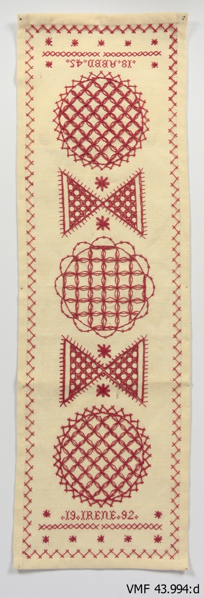 Kopior gjorde från orginalmöster av Irene Kalrsson. Hallandssöm broderade i rött. 

A) Märkning: "1873" och "SND". Alfshög. Längd: 600 mm. Bredd: 228 mm.
B) Med fransar. Märkning: "IAAD 1878" och "Irene 1996". Valinge. Längd: 420 mm. Bredd: 210 mm.
C) Märkning: "1874 ACBD" och "1991 Irene". Mönster "Klavekulla" Frölunda sn. ACBD är Anna Christina Börjesdotter, född 2/1 1874, syster till Teodor Börjesson, Klavekulla. Längd: 572 mm. Bredd: 212 mm. 
D) Märkning: "ABBD 1845" och "Irene 1992". Istorp, Mellangården Broby Istorp. Britta Lena Börjesdotter (?), född 1845. Längd: 602 mm. Bredd: 185 mm. 
E) Märkning: "MND 1818" och "Irene 1996". MND är Margareta Nilsdotter, född 1785 i Rörvik Ås sn. Gift 1820 till "Erikes" i Kärra Torpa sn. Död 1874. Längd: 654 mm. Bredd: 200 mm. 
F) Märkning:"1841 AB LD" och "1998 Irene". ABLD är Anna-Britta Larsdotter, Torgestorp Skällinge. född 1821, död 1897. Mormors mor till Stina Nilsson, född Larsson, Ugglarp Slöinge. Längd: 593 mm. Bredd: 188 mm. 
G) Märkning: "Irene 1989". Pudevar CBOD 1829 Årnäs Ås sn. Christina Olufsdotter, Västra Derom Ås sn. Make Sven Andersson, Årnäs Ås sn. Vigda 29/11 1829. Längd: 560 mm. Bredd: 219 mm.