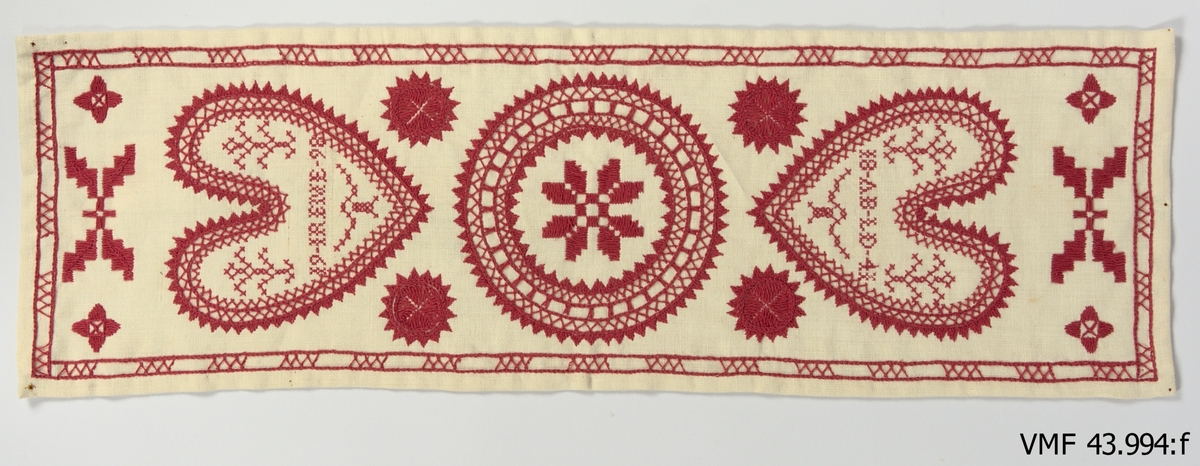 Kopior gjorde från orginalmöster av Irene Kalrsson. Hallandssöm broderade i rött. 

A) Märkning: "1873" och "SND". Alfshög. Längd: 600 mm. Bredd: 228 mm.
B) Med fransar. Märkning: "IAAD 1878" och "Irene 1996". Valinge. Längd: 420 mm. Bredd: 210 mm.
C) Märkning: "1874 ACBD" och "1991 Irene". Mönster "Klavekulla" Frölunda sn. ACBD är Anna Christina Börjesdotter, född 2/1 1874, syster till Teodor Börjesson, Klavekulla. Längd: 572 mm. Bredd: 212 mm. 
D) Märkning: "ABBD 1845" och "Irene 1992". Istorp, Mellangården Broby Istorp. Britta Lena Börjesdotter (?), född 1845. Längd: 602 mm. Bredd: 185 mm. 
E) Märkning: "MND 1818" och "Irene 1996". MND är Margareta Nilsdotter, född 1785 i Rörvik Ås sn. Gift 1820 till "Erikes" i Kärra Torpa sn. Död 1874. Längd: 654 mm. Bredd: 200 mm. 
F) Märkning:"1841 AB LD" och "1998 Irene". ABLD är Anna-Britta Larsdotter, Torgestorp Skällinge. född 1821, död 1897. Mormors mor till Stina Nilsson, född Larsson, Ugglarp Slöinge. Längd: 593 mm. Bredd: 188 mm. 
G) Märkning: "Irene 1989". Pudevar CBOD 1829 Årnäs Ås sn. Christina Olufsdotter, Västra Derom Ås sn. Make Sven Andersson, Årnäs Ås sn. Vigda 29/11 1829. Längd: 560 mm. Bredd: 219 mm.