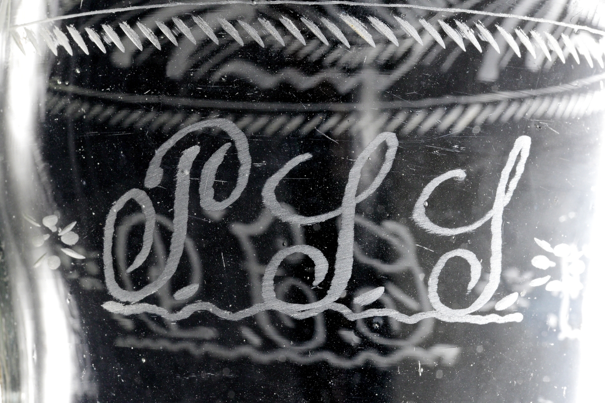 Sejdel.
Etsad eller graverad dekor i form av bård med bladmotiv samt "P.S.S. 1854 C.I.D.".
Svagt grönaktigt klarglas.
Ovan angivna mått avser övre diameter.
Bottendiameter: 97 mm.
Inskrivet i huvudkatalogen 1937.
Funktion: Sejdel
