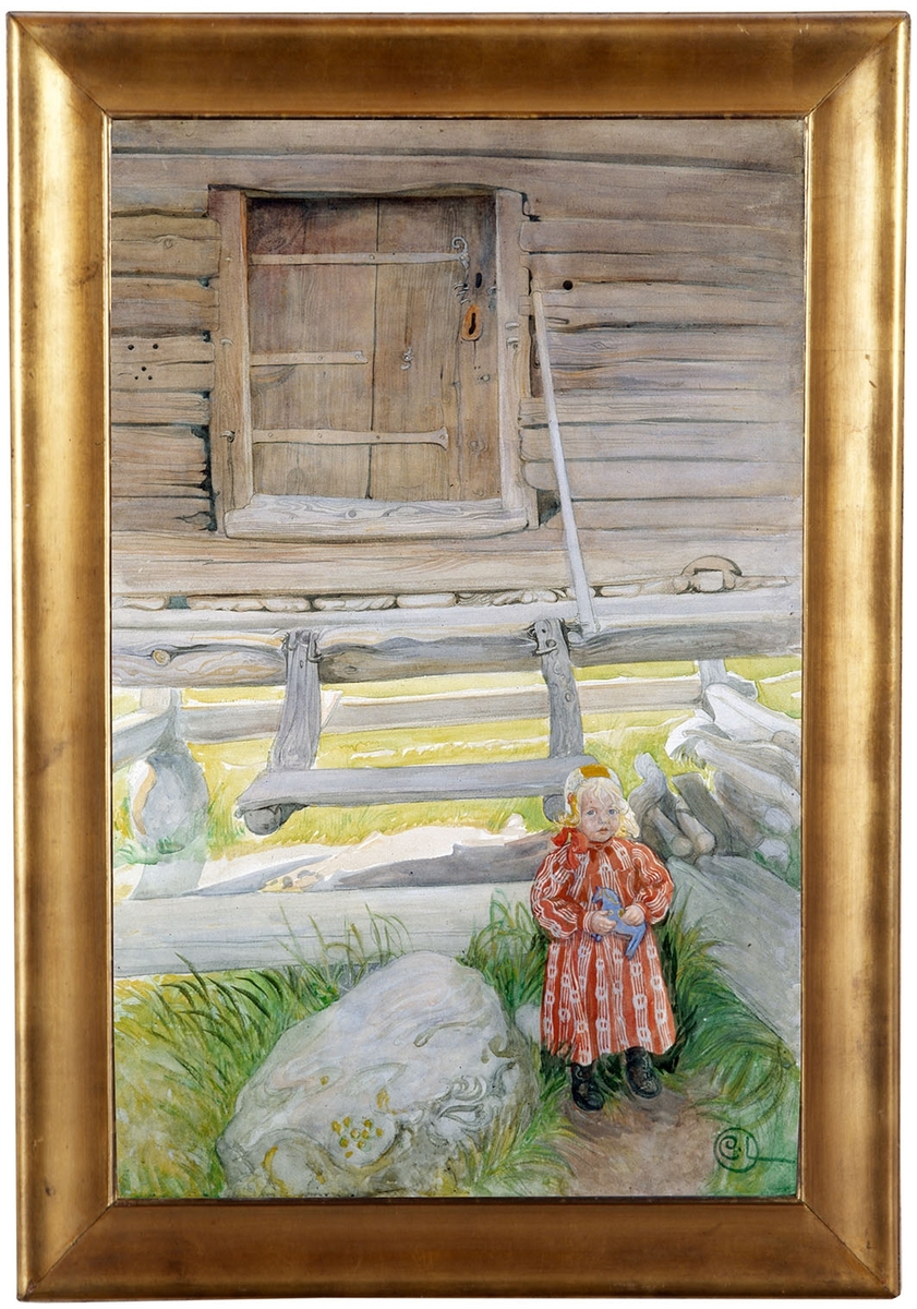 En liten flicka står och håller en blå dalahäst nedanför trappsteget till ett härbre, förrådshus. Hon bär kullmössa och lång röd klänning med mönster på.