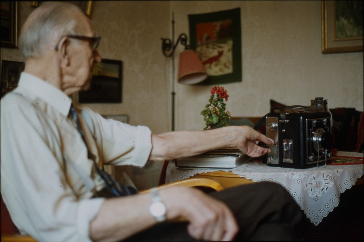 Fotograf Josef Edhlund med sin egenhändigt byggda kamera