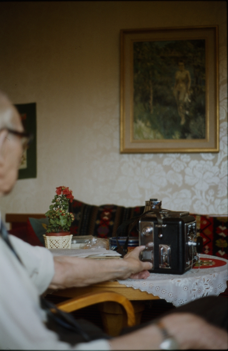 Fotograf Josef Edhlund med sin egenhändigt byggda kamera