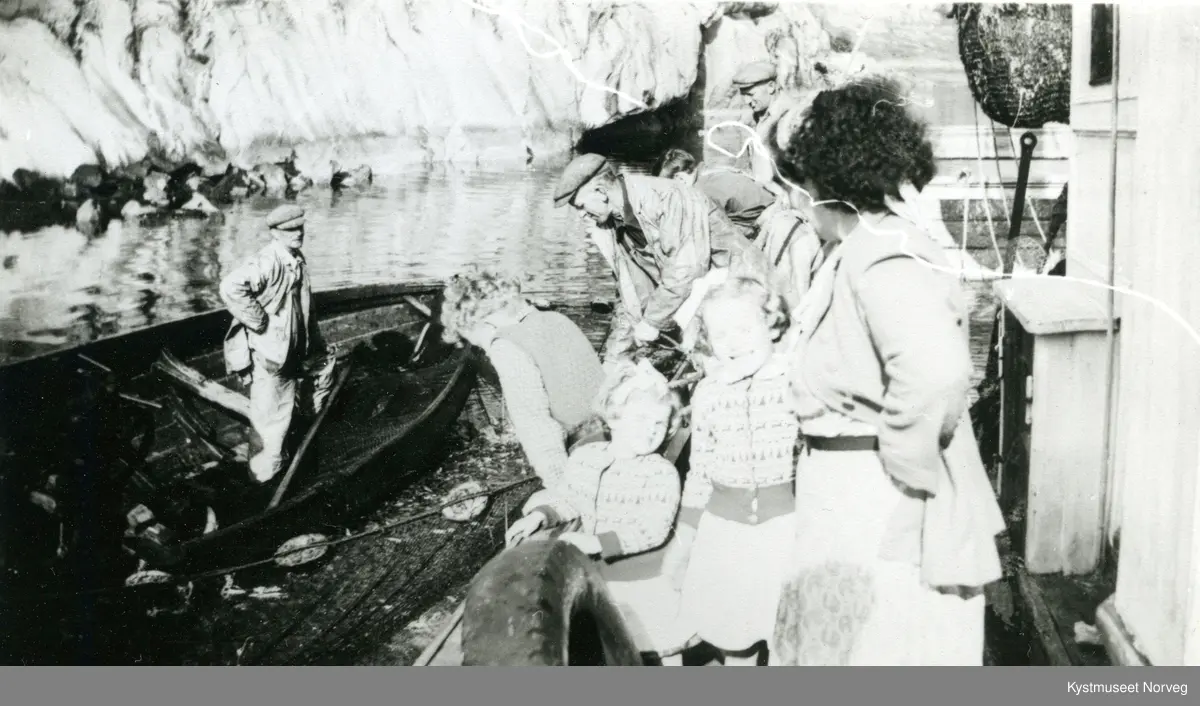 Sverre Einvik med M/S Havlys II, Georg Leithe, Jørund Kildahl, Bjørnar Einvik. Barna Harald Einvik, Torild og Gunn Kildahl. Sildeopptaking ved Staumsvika i Flatanger