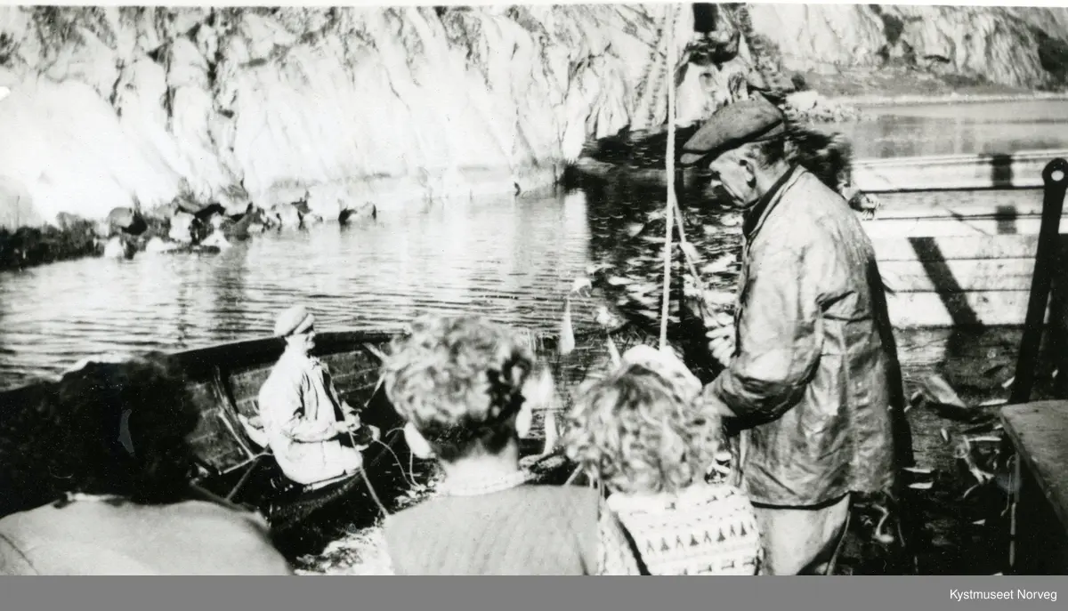 Sverre Einvik med M/S Havlys II, Georg Leithe, Jørund Kildahl, Bjørnar Einvik. Barn: Harald Einvik, Torild og Gunn Kildahl på sildopptaking ved Staumsvika i Flatanger