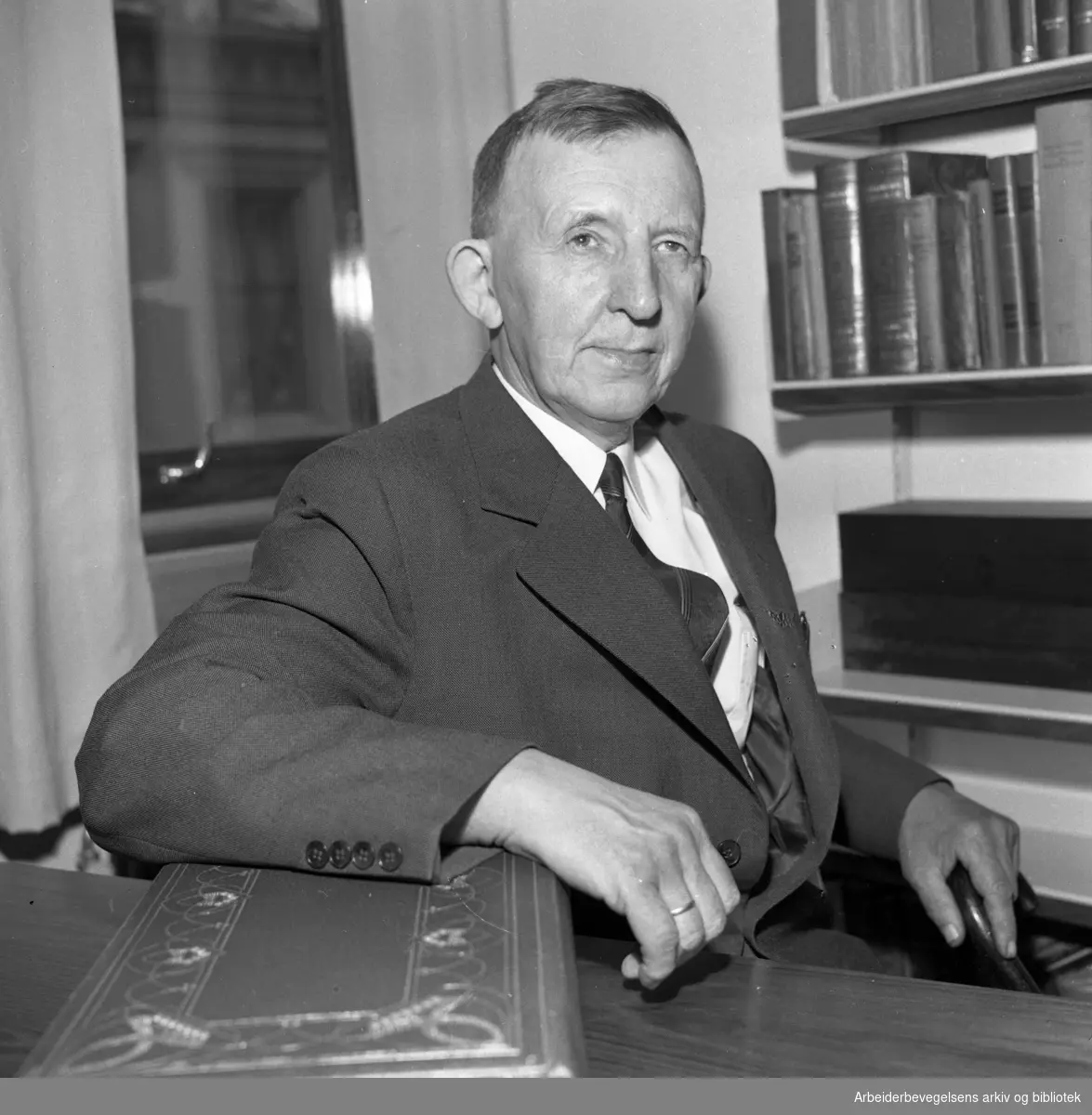 Henrik Hjartøy (1892 - 1971). Politiker, biblioteksjef ved Deichmanske bibliotek og styreleder ved Arbeiderbevegelsens Arkiv og Bibliotek (Arbark). 1962