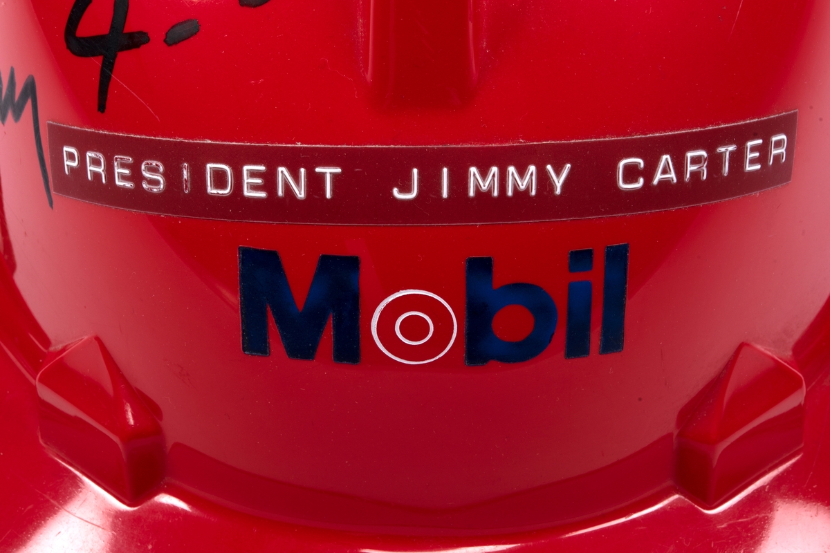 Rød vernehjelm med Jimmy Carter sin signatur.