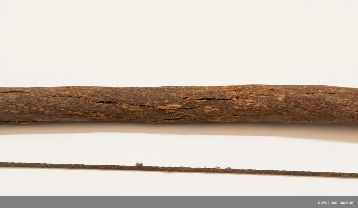 Ur handskrivna katalogen 1957-1958:
Praktbåge, Afrika
L. 137 cm; mkt hårt trä; bågens mittparti är klätt m. skinn, som skyddas av ett barkfodral; sträng av hampa. Hel.

Lappkatalog: 9