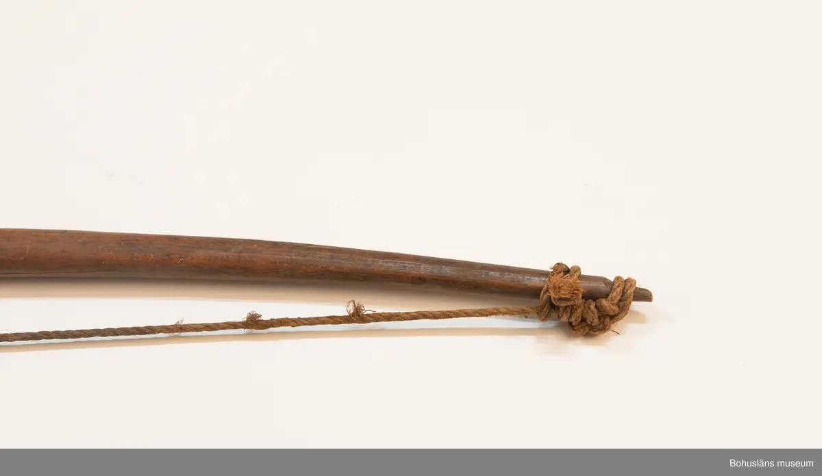 Ur handskrivna katalogen 1957-1958:
Praktbåge, Afrika
L. 137 cm; mkt hårt trä; bågens mittparti är klätt m. skinn, som skyddas av ett barkfodral; sträng av hampa. Hel.

Lappkatalog: 9