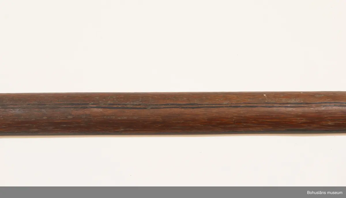 Ur handskrivna katalogen 1957-1958:
Pilbåge, Kongo, Afrika
L. 206,5 cm; på ena sidan svart, på andra rödbrun m. 2 svarta linjer i mitten. Strängen trasig, f. övr. hel.
Sträng saknas vid inventering 20220607.

Lappkatalog: 9