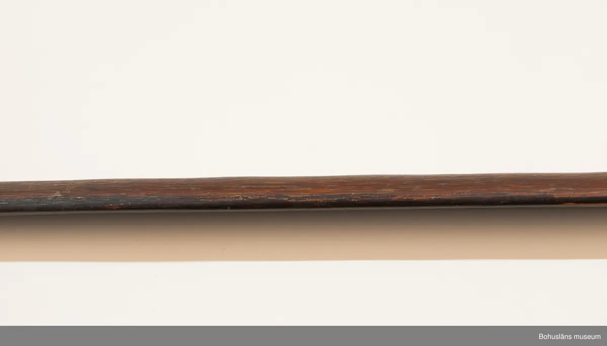 Ur handskrivna katalogen 1957-1958:
Pilbåge, Kongo, Afrika
L. 206,5 cm; på ena sidan svart, på andra rödbrun m. 2 svarta linjer i mitten. Strängen trasig, f. övr. hel.
Sträng saknas vid inventering 20220607.

Lappkatalog: 9