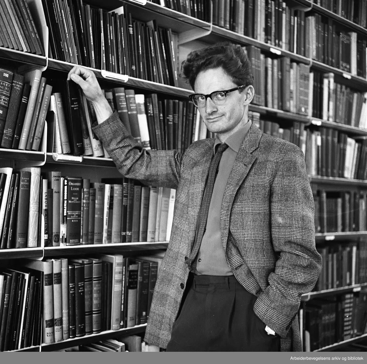 Arne Kokkvoll (1925-1998). Historiker. Leder for Arbeiderbevegelsens arkiv og bibliotek. Formann i Oslo Arbeidersamfunn. Ordfører i Røros. August 1962