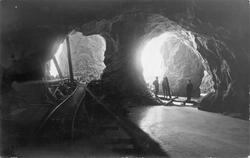 Gammel gruve med gruvearbeidere.