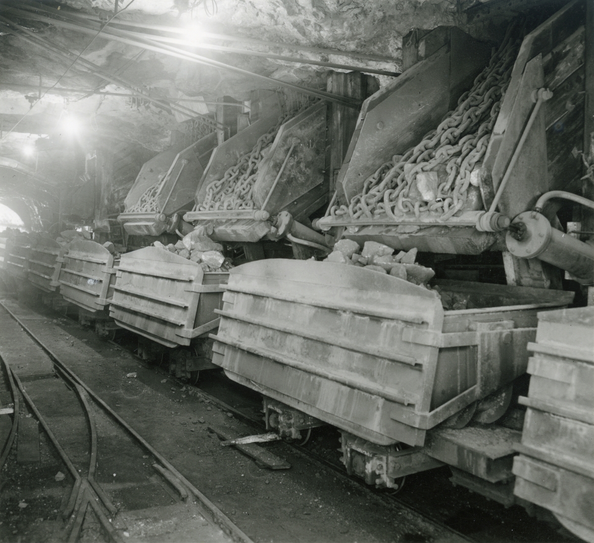 Lasting av malmvogner i gruva.