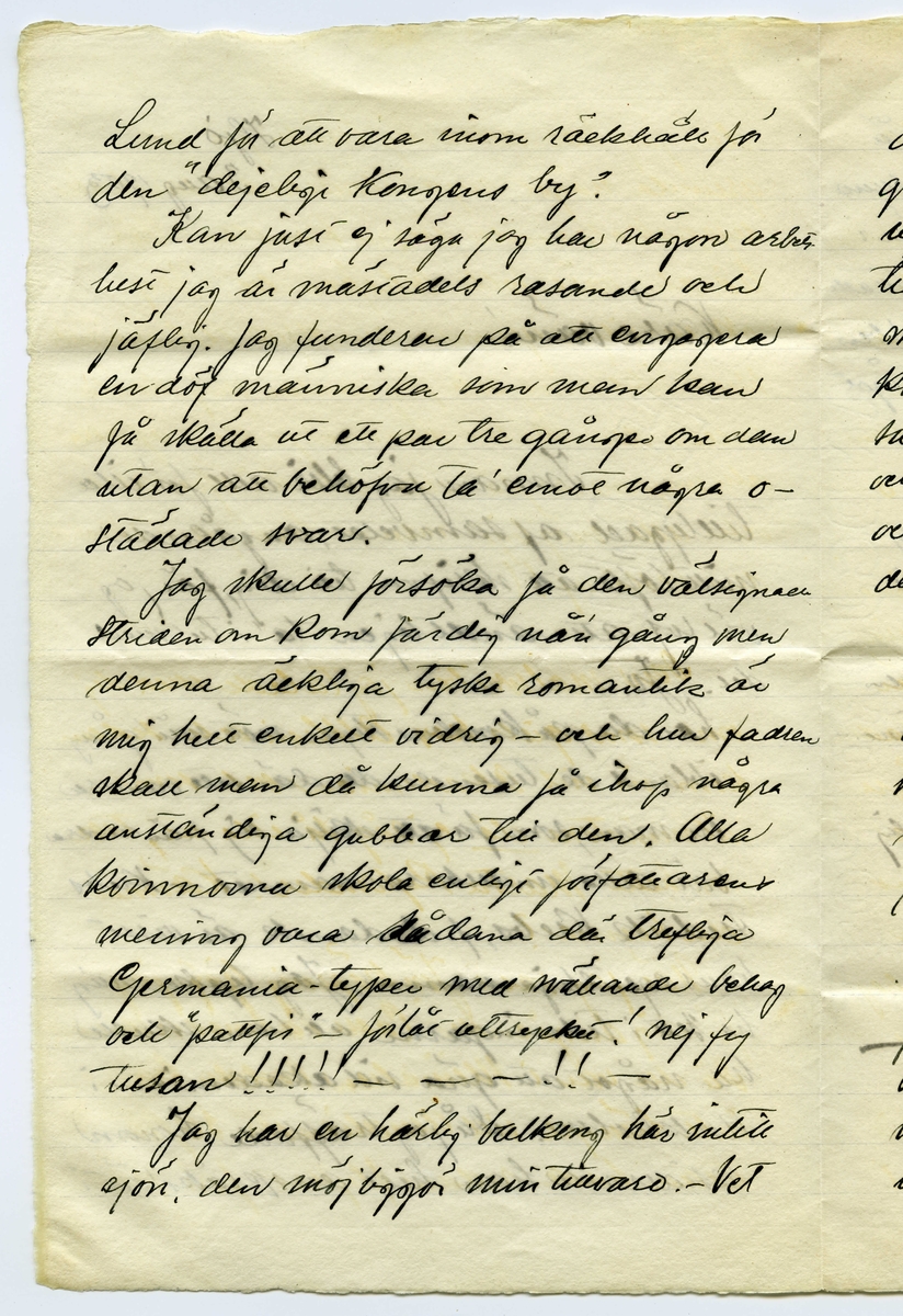 Brev 1903-08-03 från Einar von Strokirch till John Bauer, bestående av fyra sidor skrivna på fram- och baksidan av ett vikt pappersark. Huvudsaklig skrift handskriven med svart bläck. 
. 
BREVAVSKRIFT:
.
[Sida 1]
Stockholm, lördag kväll 1903
Bror John!
Det är ny modell i kväll, så här
är upprymdt och snyggt i modell-
skolan, och jag är ensam med
Söderqvists skrifmaterial.
Tack för brefvet och fotot!
Du är lycklig, som får vara för dig
själf och slippa komma in i dessa
fördömda bakugnar. Tänk att få
sitta vid egen härd och få peta
bland glöderna och filosofera och
tänka på oss, som kippa efter den
smula luft, som Carlsson glömt
ta bort, och få måla hvad du själf
vill, utan att vara besvärad af pro-
fessorer eller löskrage!
.
[Sida 2]
Jag har förståss mig själf att skylla,
för jag kunde också suttit hemma
om jag ej närt det bedrägliga hoppet
att få atelier. Det hoppet kommer
jag nog att spricka på!
Några få af de gamla gyckelbockarna
saknas, men de flesta äro kvar,
och nya ha’ kommit så inte
tror jag akademin kommer att
lida brist på ”snillen”. Jag blef
glatt överraskad öfver att få se
vår gemensamma vän Lange
bland de nya, fast inom mej
anser jag honom värd ett bättre
öde. Han bor kvar i ditt gamla
rum, men det har förlorat be-
tydligt i värde därigenom att Pontus
hyrt det yttre!
Kulle har kommit tillbaka med
längre skägg, men kortare hår.
Carlberg har blifvit fruntim-
merskarl, så honom ser jag m(er)
.
[Sida 3]
sällan nu för tiden. Han har gjort
många studier, men mest som
Baronen säger: ”före frukost bitar”.
Ringström har gjort bussiga
saker, särskilt en akvarell.
Gitsler skall komma tillbaka;
han tänker väl taga ny sats,
likaså Aronsson, men det blir
väl frågan om han får kom-
ma tillbaka. Tryggis och Wallin
tänka väl fortsätta tills de bli
professorer. Endast två nya
kvinns har jag sett ännu och
tror inte där kom in fler än 3,
men det räcker och blir öfver!
AK. skall visst väckas upp från
de döda; det är en sak, som inte
rör mej för jag har tappat
sugen på sådant kamratlif. Nu
kommer dom jäklarna för att pla-
sera modellen, hej så länge!
Min privata våning lider brist på bläck.
.
[Sida 4]
Jag kom hem nu efter att hafva klått
Ringlöf på tre parti bräde.
Saisonens största nyhet är, att Kamke
varit i Paris. Så nog får vi vete
hur man gör och målar i Paris, jodå.
Det var inte skit ens det mästa, så
att Zorn får sitta i orubbadt bo
så länge. Kamke vill väl själf för-
anstalta hans detronisering. K-e
har i alla fall blifvit fan så mycket
bättre på sista tiden.
Sällan har väl  [överstruket: s] akademin genljudit
af så mycket skäll på kongl. ma-
jestät ock kronan som nu
men så gör en hel vaktparad
af f.d. beväringar sitt bästa.
Det måtte aldrig vara roligt att vara
Tycko Ödman, men framför allt
inte nu. -- Jag hoppas att du
bibehåller förbindelsen med den
yttre världen. Hälsa Spink!
Tjänixen! Axel
[inskrivet på tvären i vänster marginal: Ester är kvar på Tjockö.]