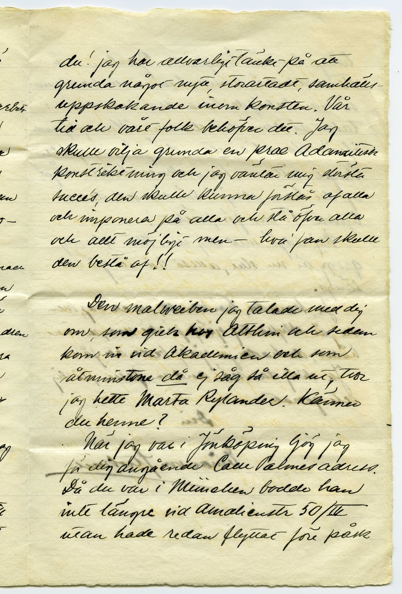 Brev 1903-08-03 från Einar von Strokirch till John Bauer, bestående av fyra sidor skrivna på fram- och baksidan av ett vikt pappersark. Huvudsaklig skrift handskriven med svart bläck. 
. 
BREVAVSKRIFT:
.
[Sida 1]
Stockholm, lördag kväll 1903
Bror John!
Det är ny modell i kväll, så här
är upprymdt och snyggt i modell-
skolan, och jag är ensam med
Söderqvists skrifmaterial.
Tack för brefvet och fotot!
Du är lycklig, som får vara för dig
själf och slippa komma in i dessa
fördömda bakugnar. Tänk att få
sitta vid egen härd och få peta
bland glöderna och filosofera och
tänka på oss, som kippa efter den
smula luft, som Carlsson glömt
ta bort, och få måla hvad du själf
vill, utan att vara besvärad af pro-
fessorer eller löskrage!
.
[Sida 2]
Jag har förståss mig själf att skylla,
för jag kunde också suttit hemma
om jag ej närt det bedrägliga hoppet
att få atelier. Det hoppet kommer
jag nog att spricka på!
Några få af de gamla gyckelbockarna
saknas, men de flesta äro kvar,
och nya ha’ kommit så inte
tror jag akademin kommer att
lida brist på ”snillen”. Jag blef
glatt överraskad öfver att få se
vår gemensamma vän Lange
bland de nya, fast inom mej
anser jag honom värd ett bättre
öde. Han bor kvar i ditt gamla
rum, men det har förlorat be-
tydligt i värde därigenom att Pontus
hyrt det yttre!
Kulle har kommit tillbaka med
längre skägg, men kortare hår.
Carlberg har blifvit fruntim-
merskarl, så honom ser jag m(er)
.
[Sida 3]
sällan nu för tiden. Han har gjort
många studier, men mest som
Baronen säger: ”före frukost bitar”.
Ringström har gjort bussiga
saker, särskilt en akvarell.
Gitsler skall komma tillbaka;
han tänker väl taga ny sats,
likaså Aronsson, men det blir
väl frågan om han får kom-
ma tillbaka. Tryggis och Wallin
tänka väl fortsätta tills de bli
professorer. Endast två nya
kvinns har jag sett ännu och
tror inte där kom in fler än 3,
men det räcker och blir öfver!
AK. skall visst väckas upp från
de döda; det är en sak, som inte
rör mej för jag har tappat
sugen på sådant kamratlif. Nu
kommer dom jäklarna för att pla-
sera modellen, hej så länge!
Min privata våning lider brist på bläck.
.
[Sida 4]
Jag kom hem nu efter att hafva klått
Ringlöf på tre parti bräde.
Saisonens största nyhet är, att Kamke
varit i Paris. Så nog får vi vete
hur man gör och målar i Paris, jodå.
Det var inte skit ens det mästa, så
att Zorn får sitta i orubbadt bo
så länge. Kamke vill väl själf för-
anstalta hans detronisering. K-e
har i alla fall blifvit fan så mycket
bättre på sista tiden.
Sällan har väl  [överstruket: s] akademin genljudit
af så mycket skäll på kongl. ma-
jestät ock kronan som nu
men så gör en hel vaktparad
af f.d. beväringar sitt bästa.
Det måtte aldrig vara roligt att vara
Tycko Ödman, men framför allt
inte nu. -- Jag hoppas att du
bibehåller förbindelsen med den
yttre världen. Hälsa Spink!
Tjänixen! Axel
[inskrivet på tvären i vänster marginal: Ester är kvar på Tjockö.]