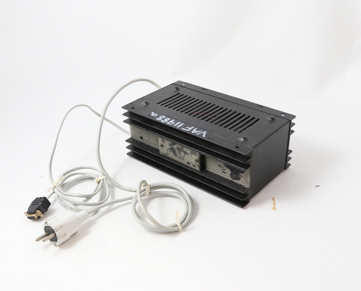 Form: Rektangulær med ledninger, on/off-knapp. Nettspenning for mobiltelefon skip