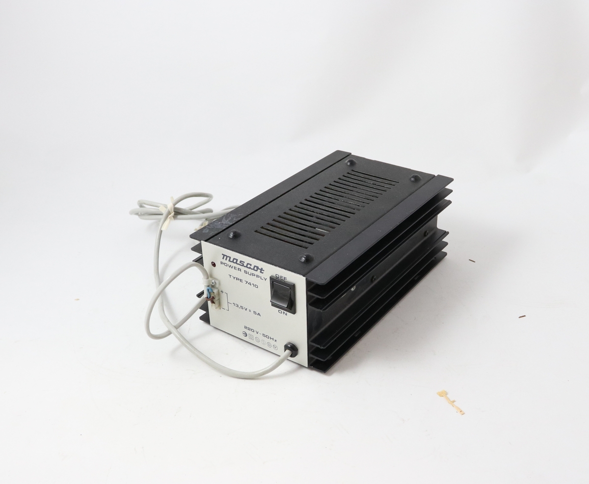 Form: Rektangulær med ledninger, on/off-knapp. Nettspenning for mobiltelefon skip