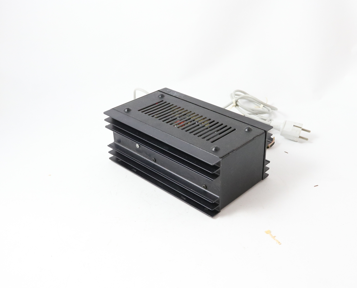 Form: Rektangulær med ledninger, on/off-knapp. Nettspenning for mobiltelefon skip