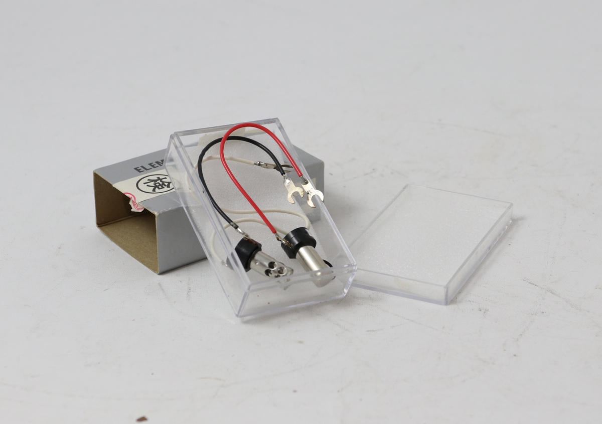 Form: Rektangulær med ledninger, on/off-knapp. Nettspenning for mobiltelefon skip
