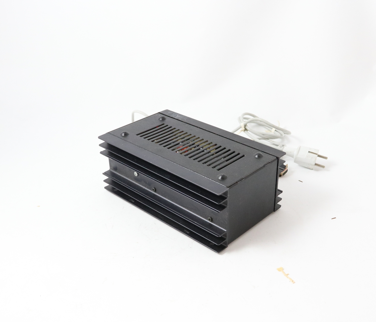 Form: Rektangulær med ledninger, on/off-knapp. Nettspenning for mobiltelefon skip