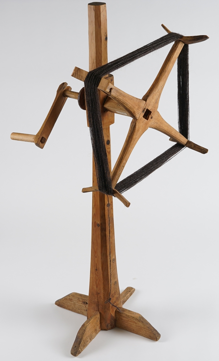 Stort hespetre. Grov, oppståande stong på ein krossforma fot av to klossar. Øvst på stonga går det ein pinne gjennom, der det er sett ei sveiv på eine sida og sjølve hespetreet på den andre. Hespetreet er fire armar festa i ein kross, som roterer vertikalt. Armane er avslutta med svakt boga tverrstykke. På desse vart tråden surra rundt for, å lage hesper. På hespetreet heng det brunt, naturfarga garn.